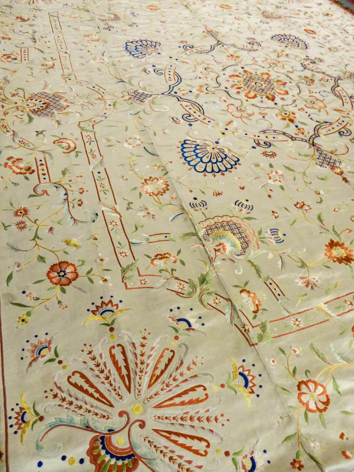 Copriletto cinese / Canton ricamato in raso per l'esportazione in Europa CIRCA 1780 in vendita 10