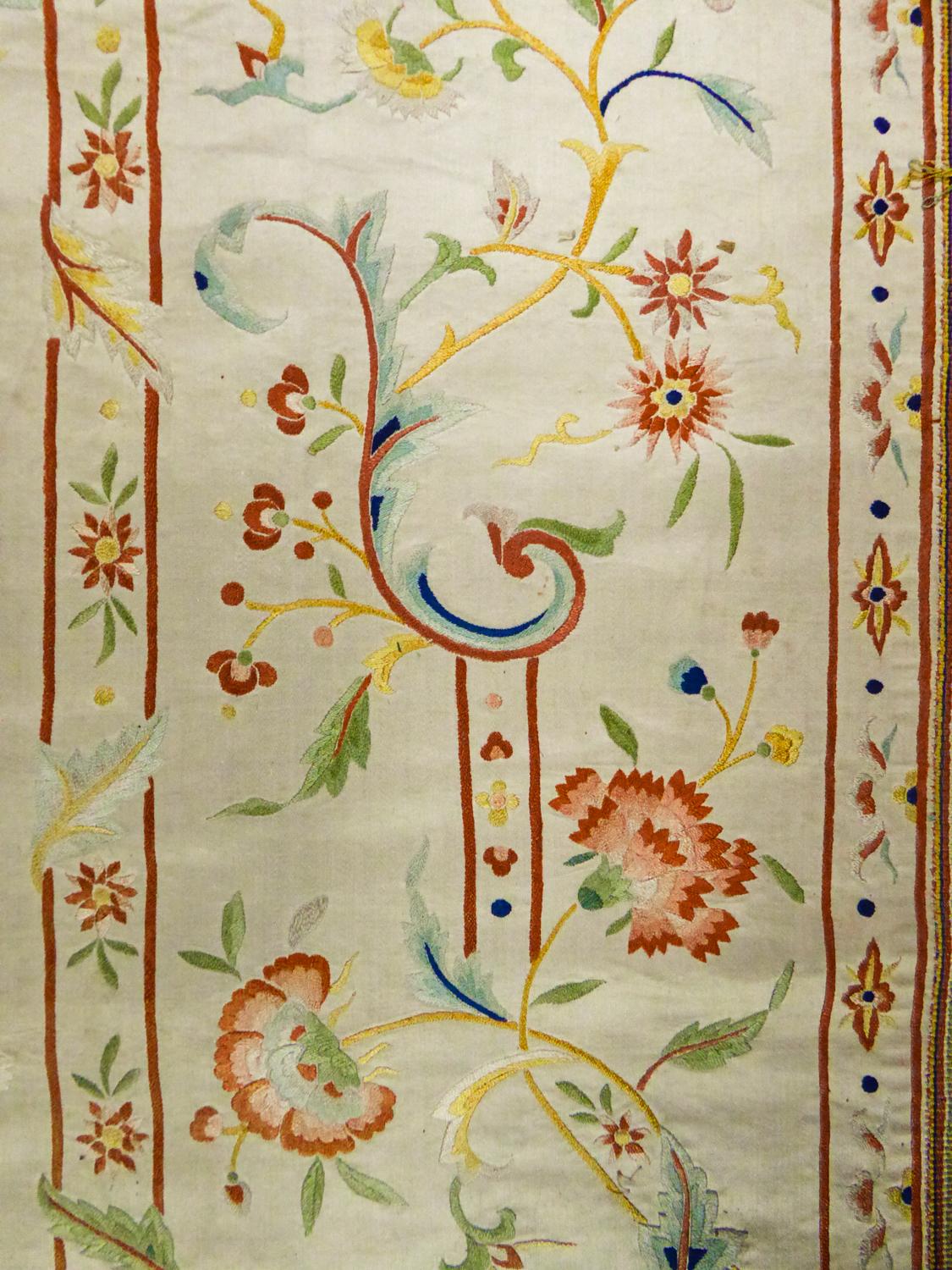 Copriletto cinese / Canton ricamato in raso per l'esportazione in Europa CIRCA 1780 in vendita 11