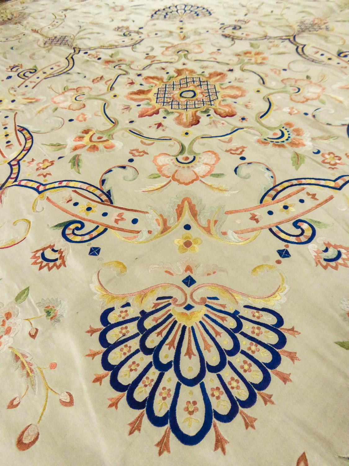 A Chinese / Canton Satin Embroidered Bedspread For Export To Europe Circa 1780/ In Good Condition For Sale In Toulon, FR