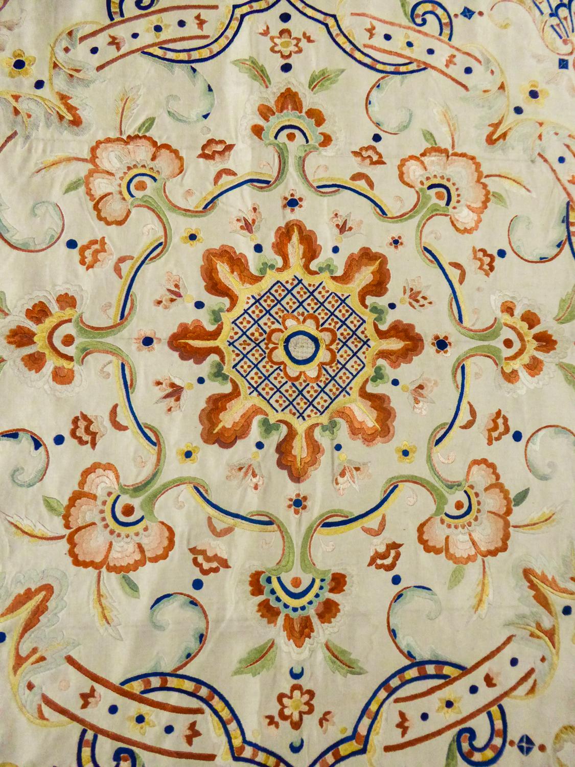 A Chinese / Canton Satin Embroidered Bedspread For Export To Europe Circa 1780 In Good Condition For Sale In Toulon, FR
