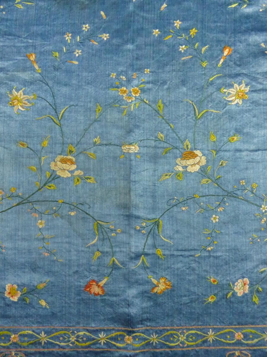 A Chinese/Canton Satin Embroidered Hanging From Indies Company Circa 1780 In Good Condition For Sale In Toulon, FR