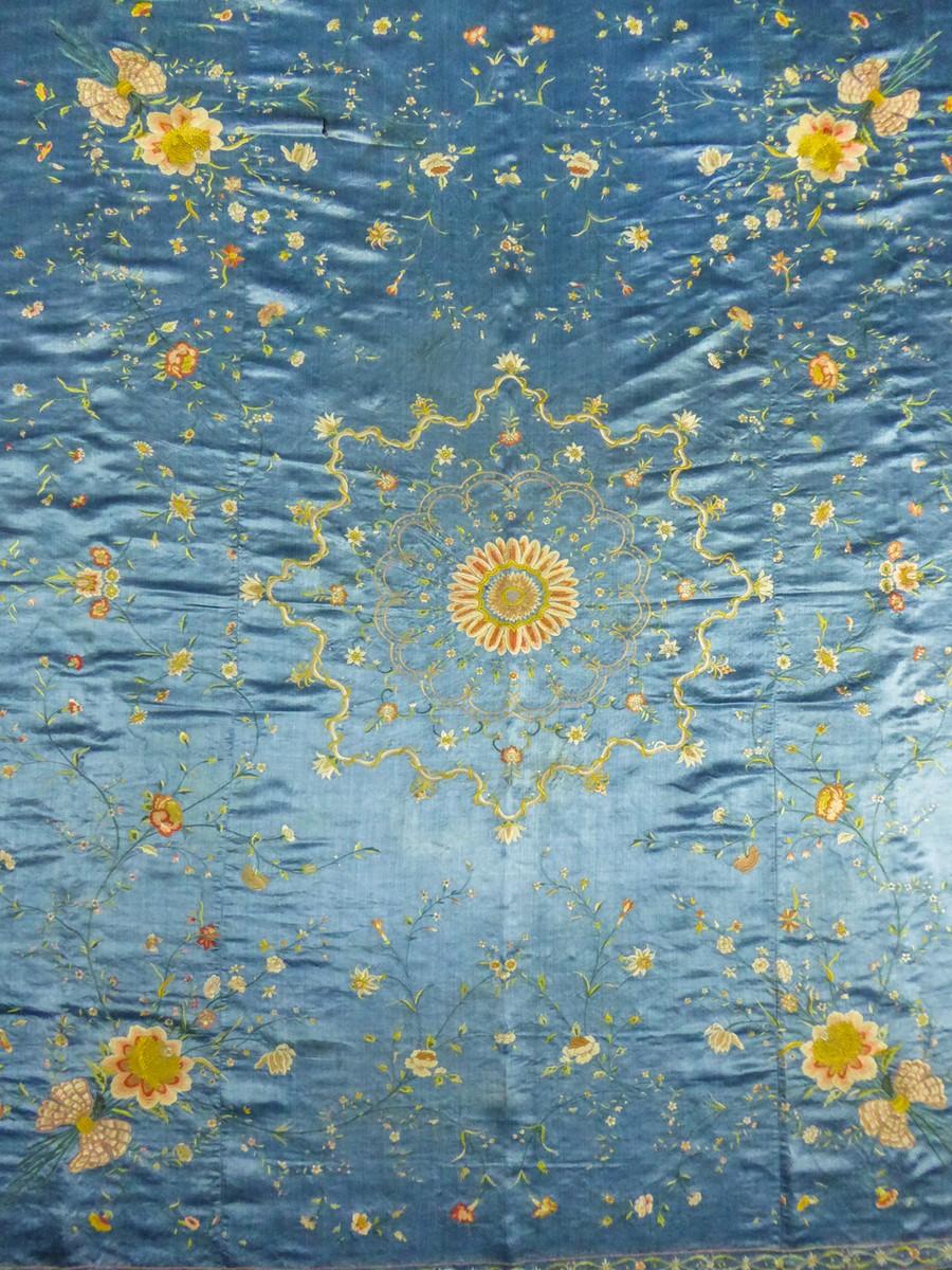 Circa 1780/1810
Canton/Cina per l'esportazione in Europa
Ampio copriletto o pendente in raso di seta chiné azzurro cielo ricamato con filo di raso di seta mercerizzato policromo e punti a punto cordoncino. Tre tele cucite prima del ricamo, larghe 73