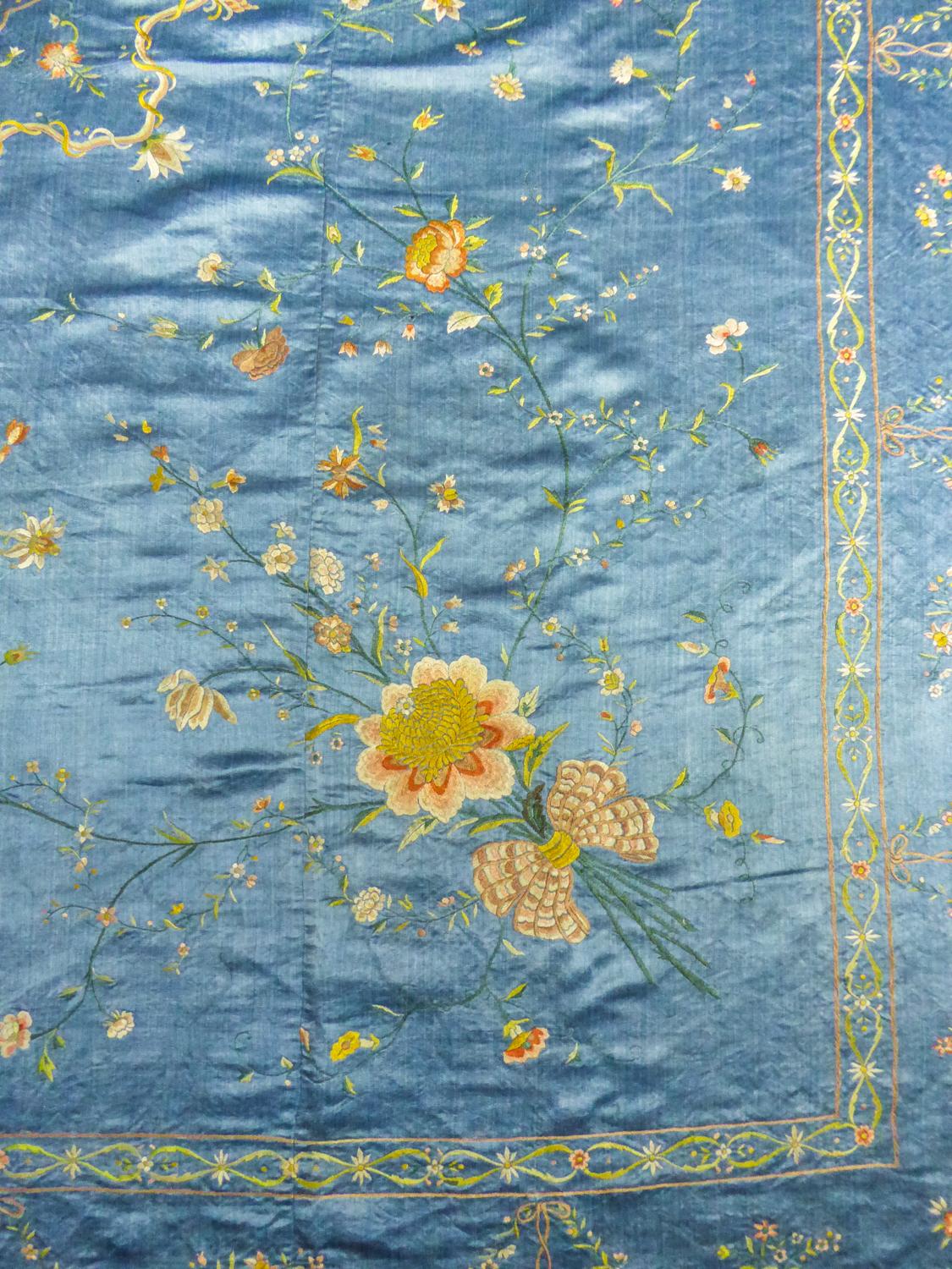 Blu Un appendiabiti cinese/cantonese ricamato in raso della Compagnia delle Indie, CIRCA 1780 in vendita