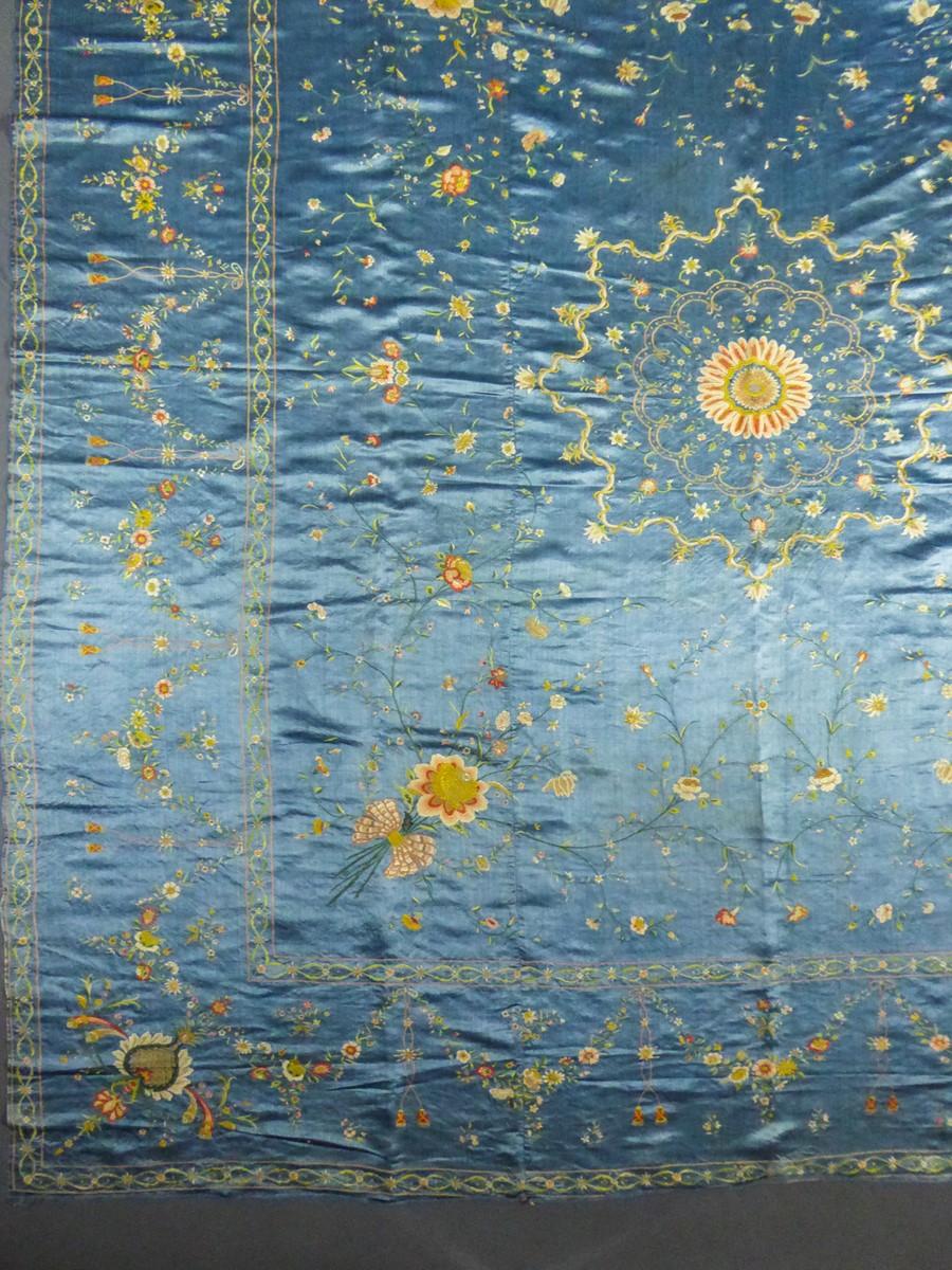 Un appendiabiti cinese/cantonese ricamato in raso della Compagnia delle Indie, CIRCA 1780 in vendita 1