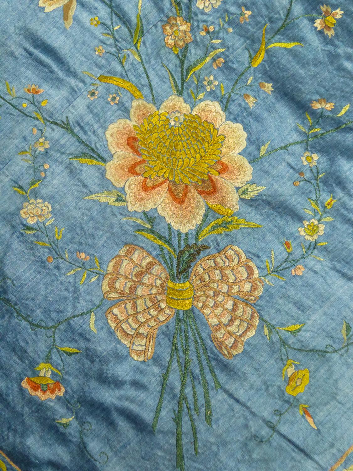 Un appendiabiti cinese/cantonese ricamato in raso della Compagnia delle Indie, CIRCA 1780 in vendita 2