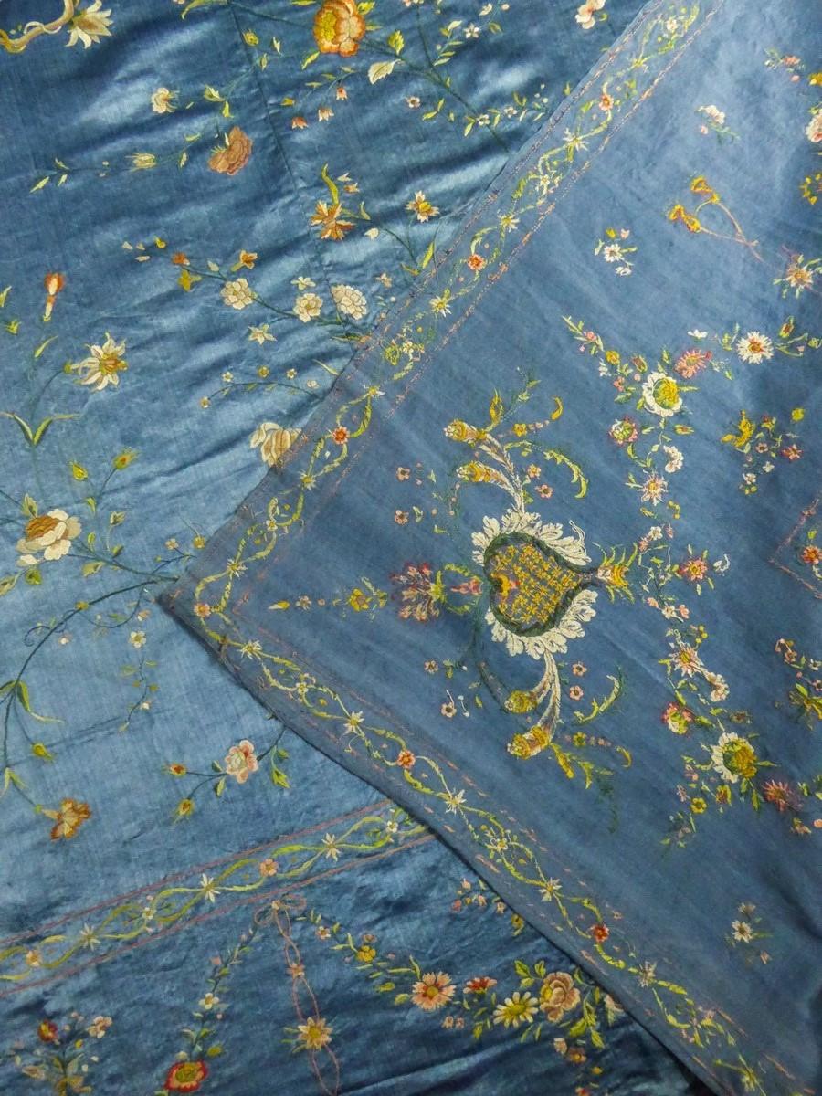 Un appendiabiti cinese/cantonese ricamato in raso della Compagnia delle Indie, CIRCA 1780 in vendita 4