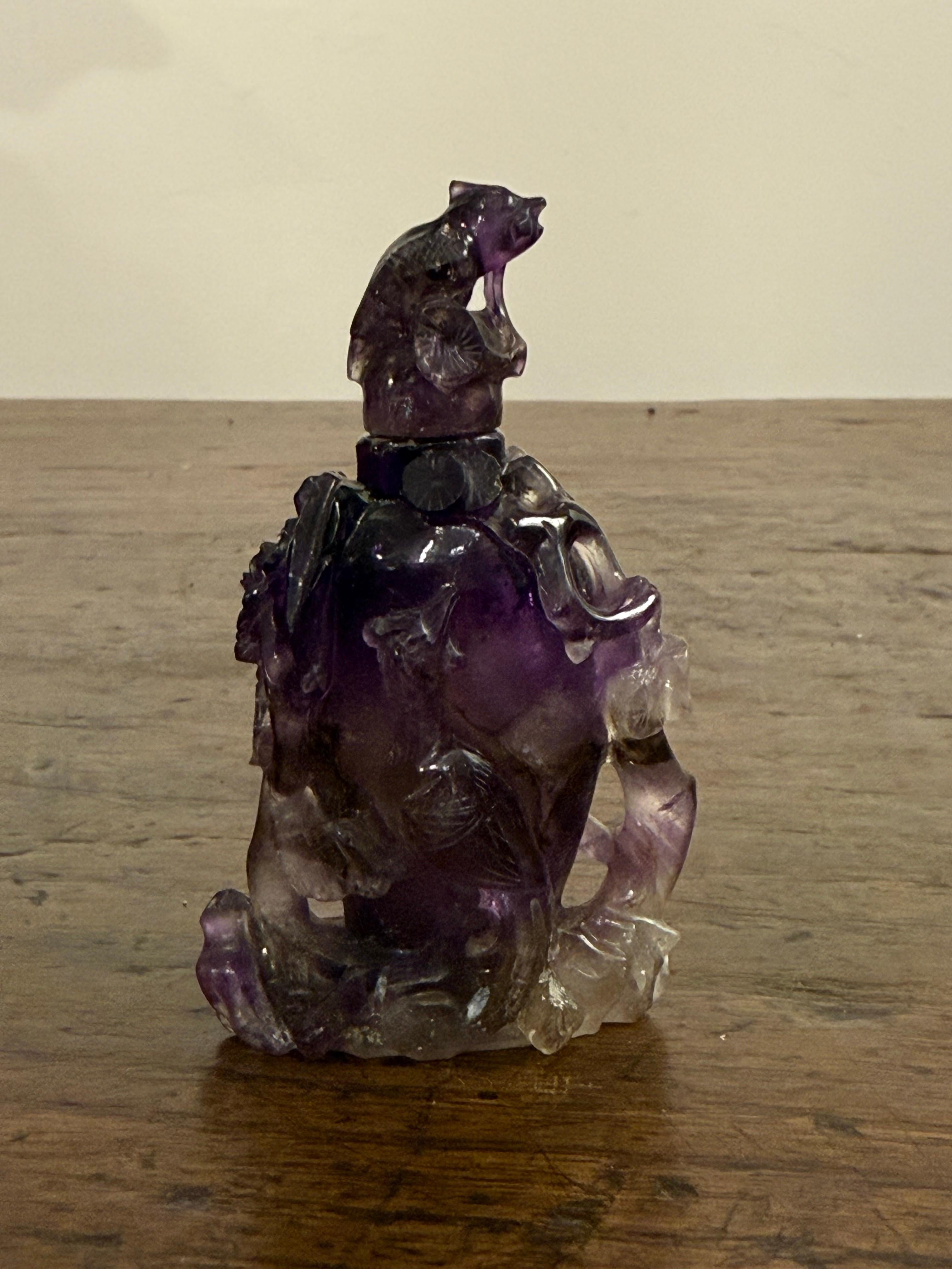 Chinesische Schnupftabakflasche mit geschnitztem Amethyst, 18. Jahrhundert Ex Sotheby's im Angebot 4