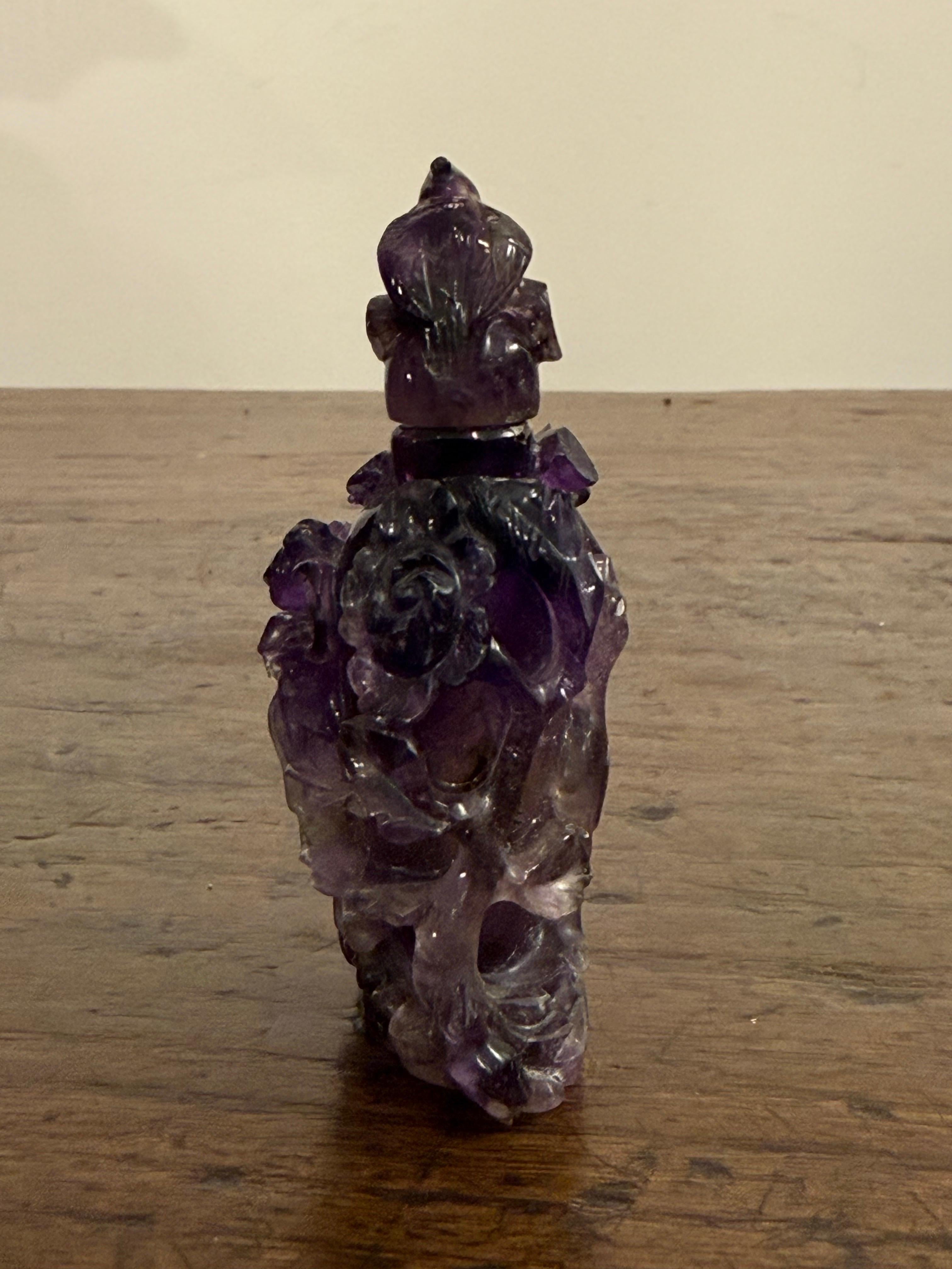 Chinesische Schnupftabakflasche mit geschnitztem Amethyst, 18. Jahrhundert Ex Sotheby's im Angebot 5