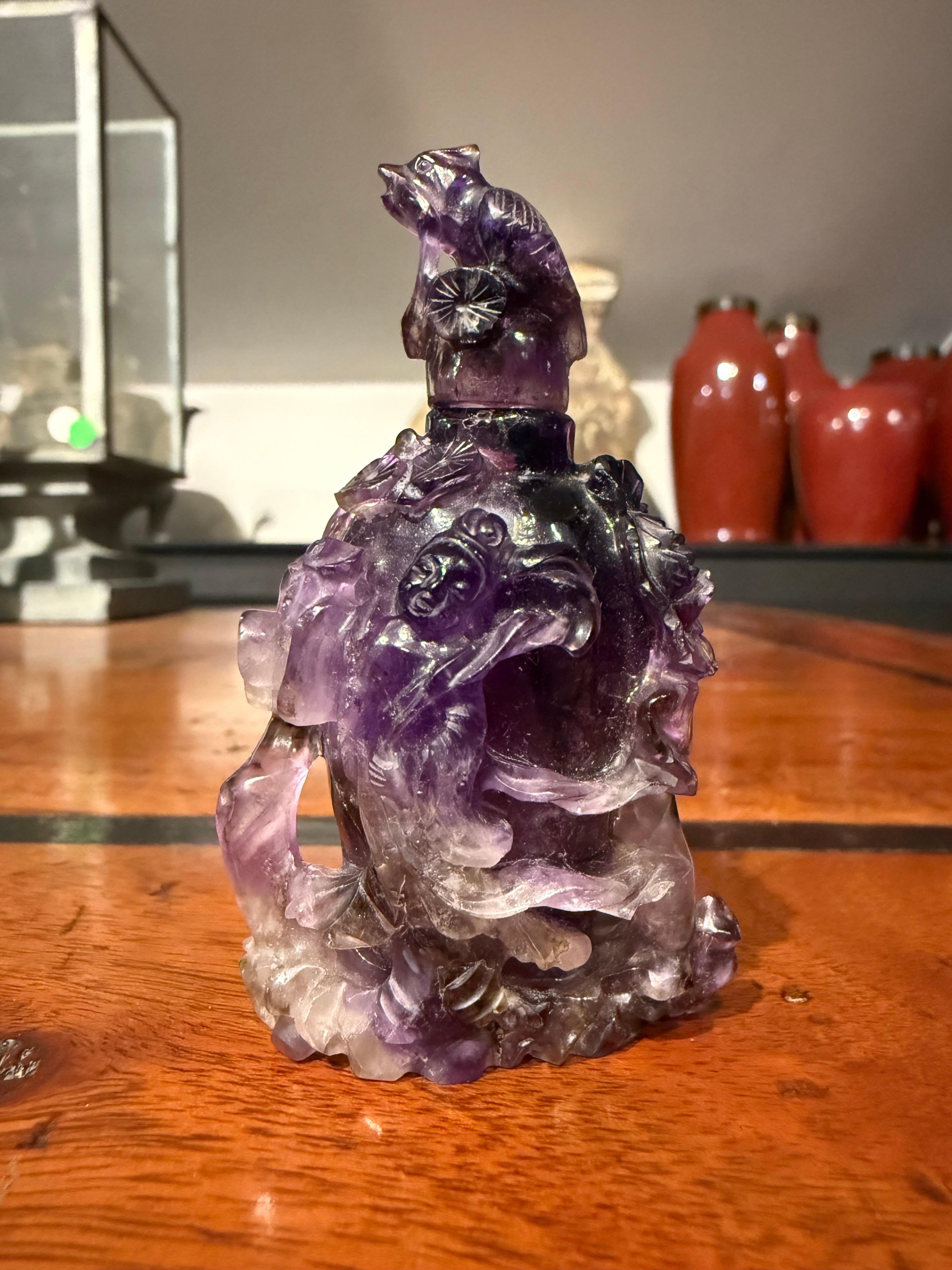 Chinesische Schnupftabakflasche mit geschnitztem Amethyst, 18. Jahrhundert Ex Sotheby's (Qing-Dynastie) im Angebot