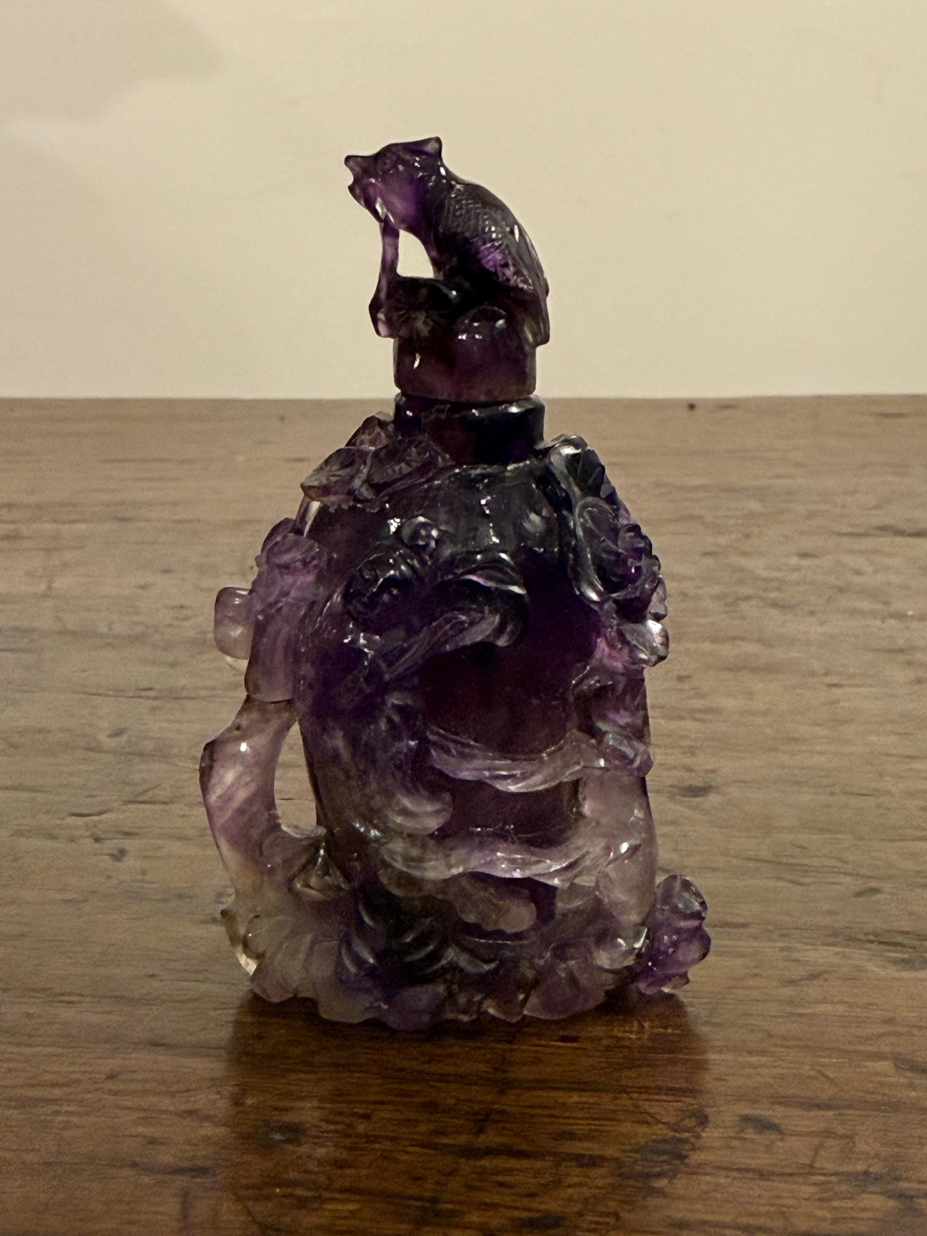 Chinesische Schnupftabakflasche mit geschnitztem Amethyst, 18. Jahrhundert Ex Sotheby's (Handgeschnitzt) im Angebot