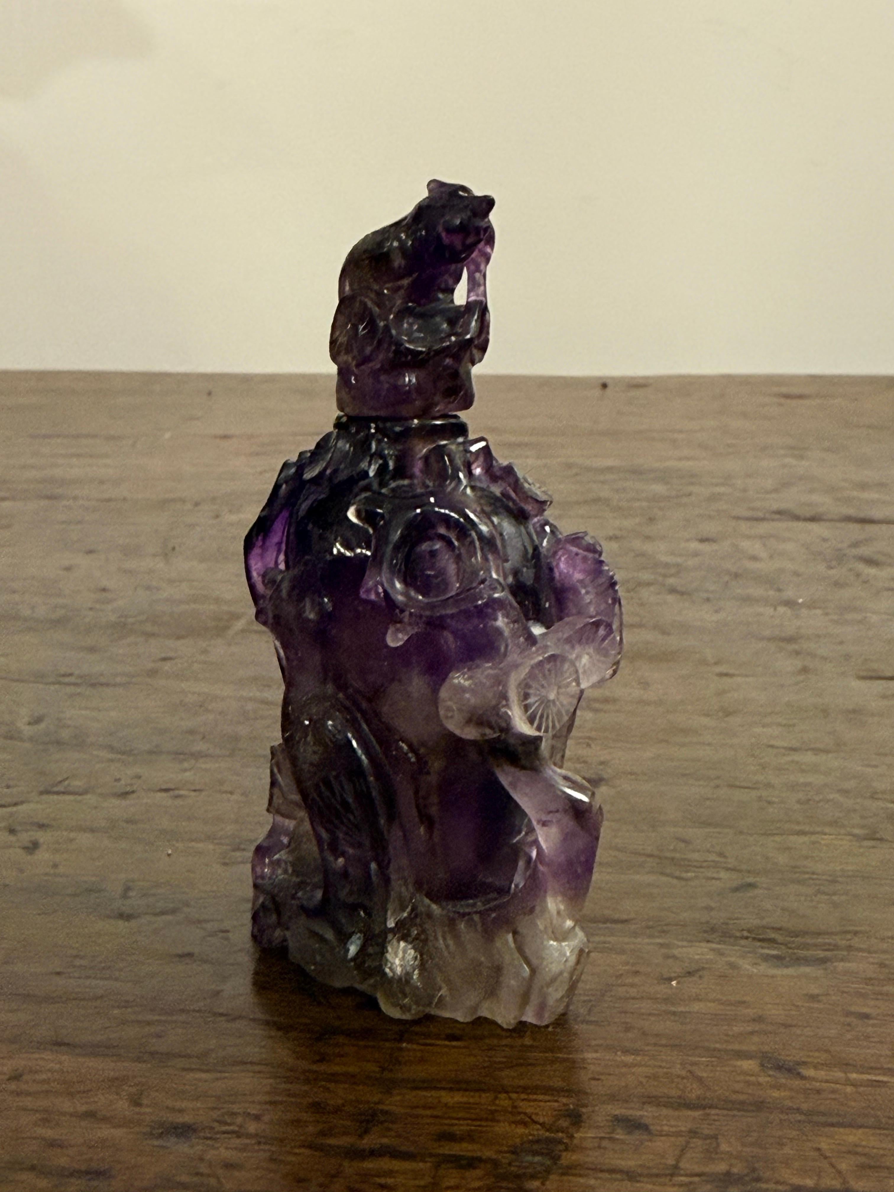 Chinesische Schnupftabakflasche mit geschnitztem Amethyst, 18. Jahrhundert Ex Sotheby's (18. Jahrhundert und früher) im Angebot