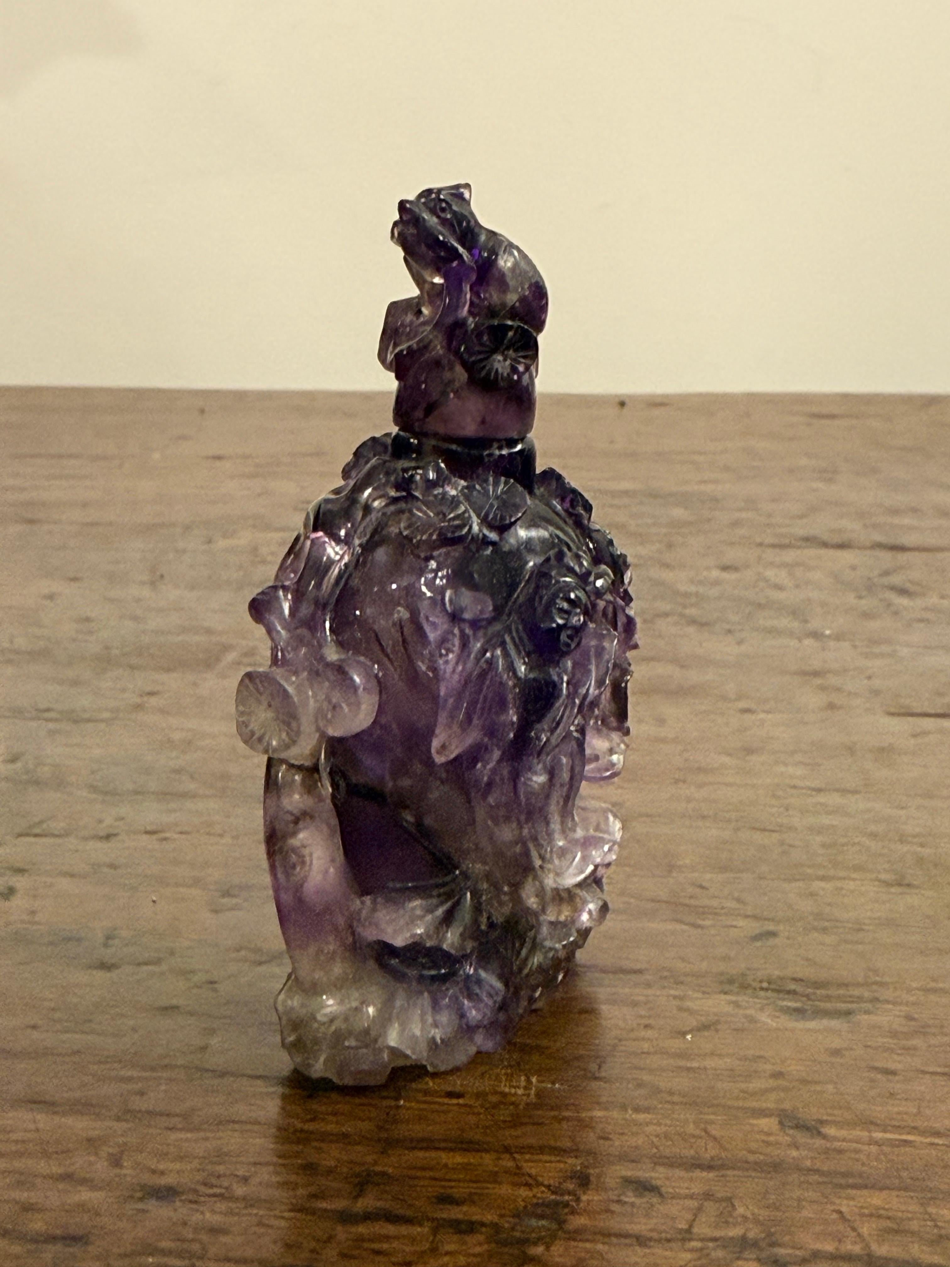 Chinesische Schnupftabakflasche mit geschnitztem Amethyst, 18. Jahrhundert Ex Sotheby's im Angebot 1