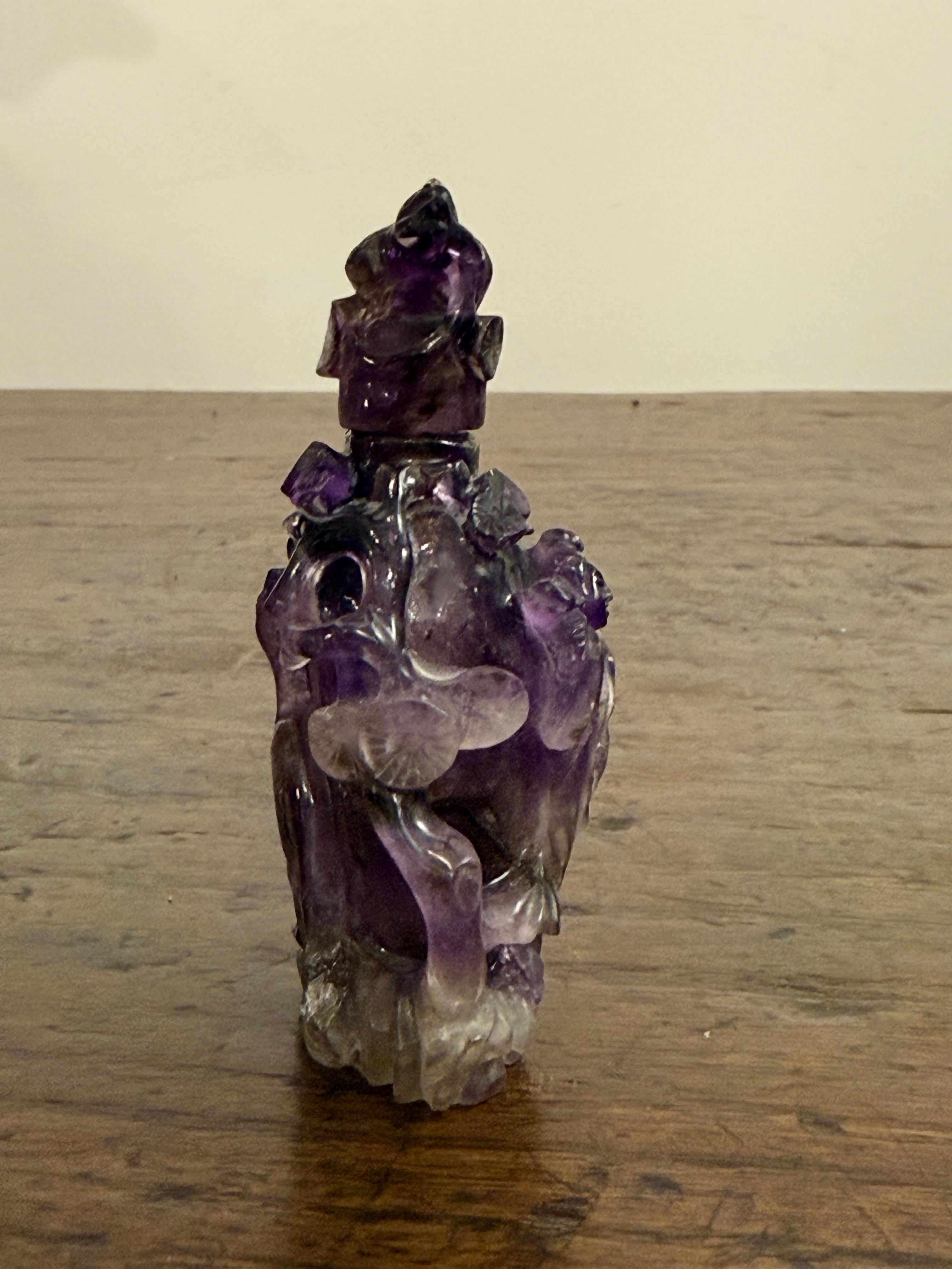 Chinesische Schnupftabakflasche mit geschnitztem Amethyst, 18. Jahrhundert Ex Sotheby's im Angebot 2