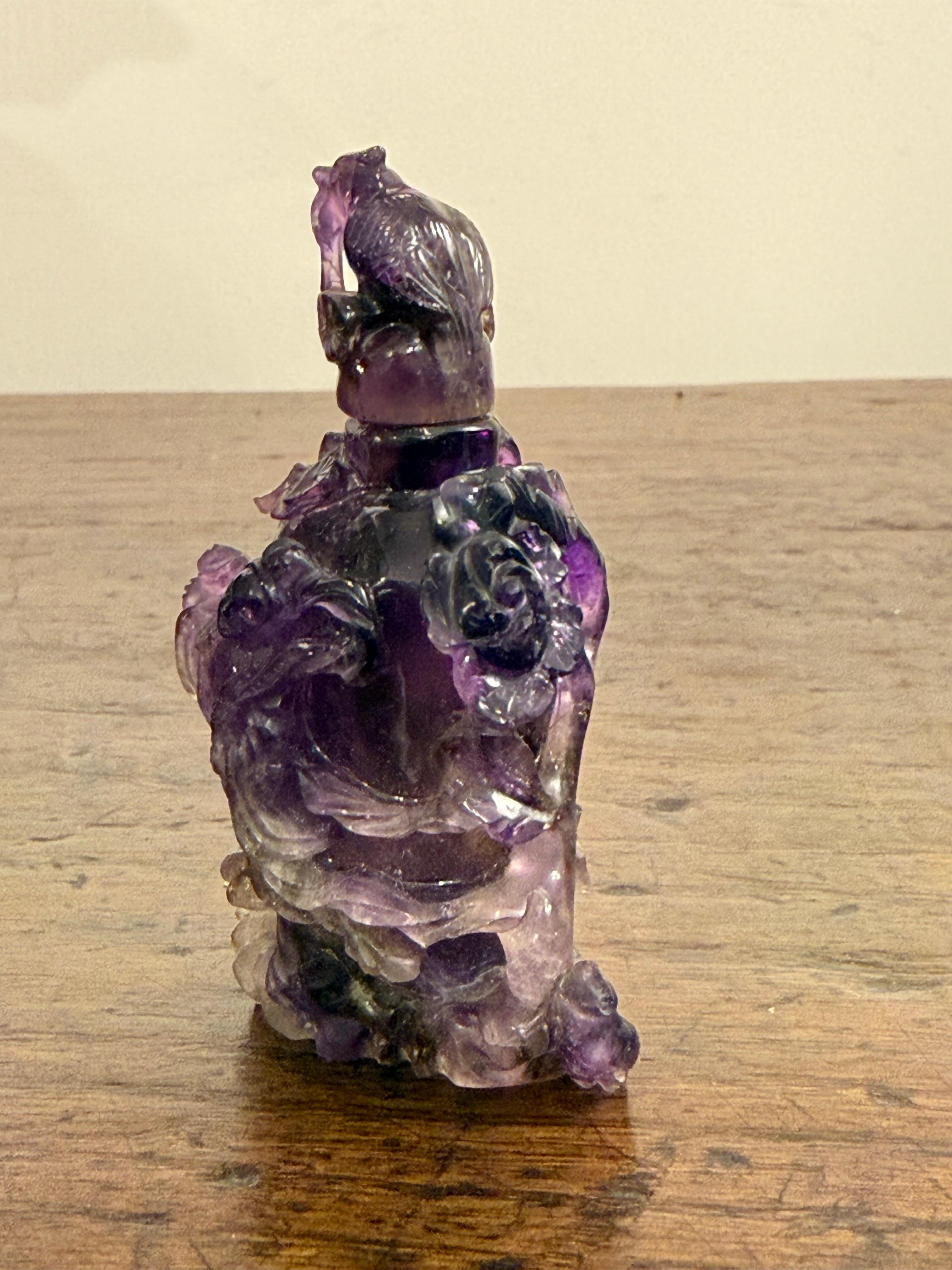 Chinesische Schnupftabakflasche mit geschnitztem Amethyst, 18. Jahrhundert Ex Sotheby's im Angebot 3
