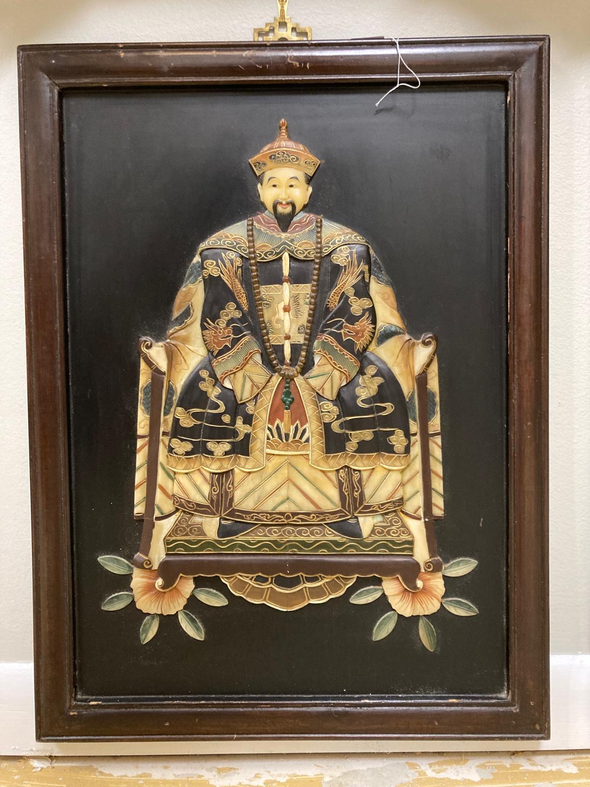 Il s'agit d'un portrait d'empereur en pierre dure chinoise sculptée, souvent vendu en paire avec un portrait d'impératrice. 
L'œuvre d'art est généralement un relief tridimensionnel créé par l'incrustation et la sculpture de diverses pierres