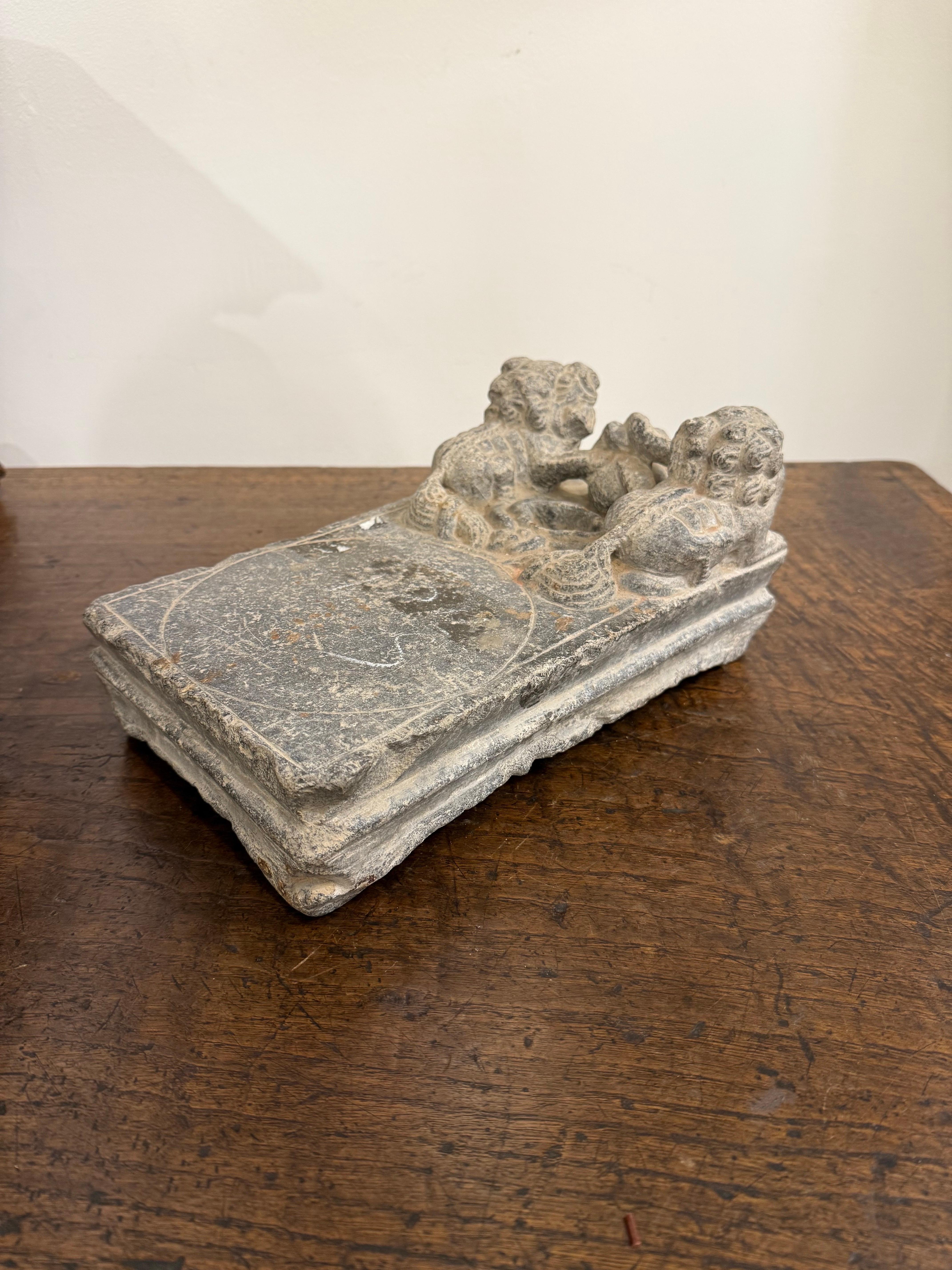 Pierre à encre chinoise sculptée, XVIIIe siècle

Provenance : Collection privée australienne. Acquis dans les années 1980.

Dimensions :
Hauteur : 12,5 cm.
Largeur : 28,5 cm.
Profondeur : 17,5 cm.
