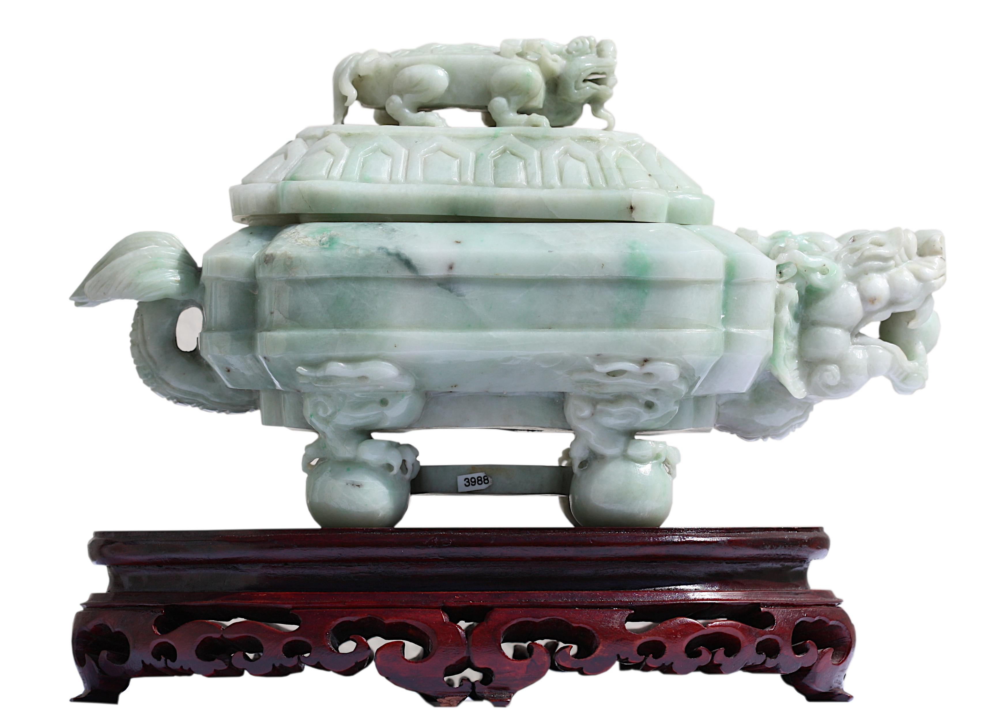 Boîte et couvercle en jade sculpté chinois en vente 5
