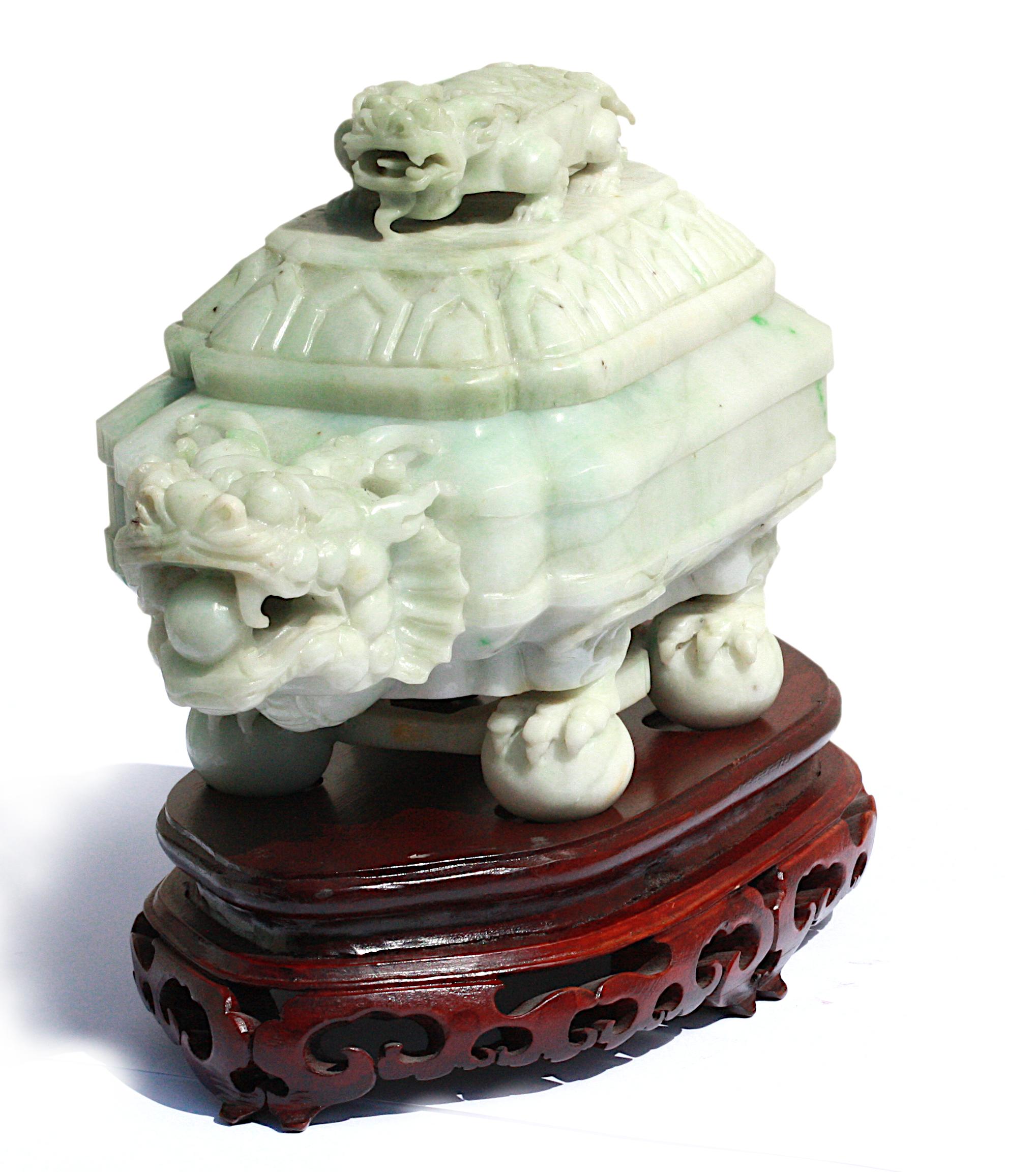 Boîte et couvercle en jade sculpté chinois Bon état - En vente à West Palm Beach, FL