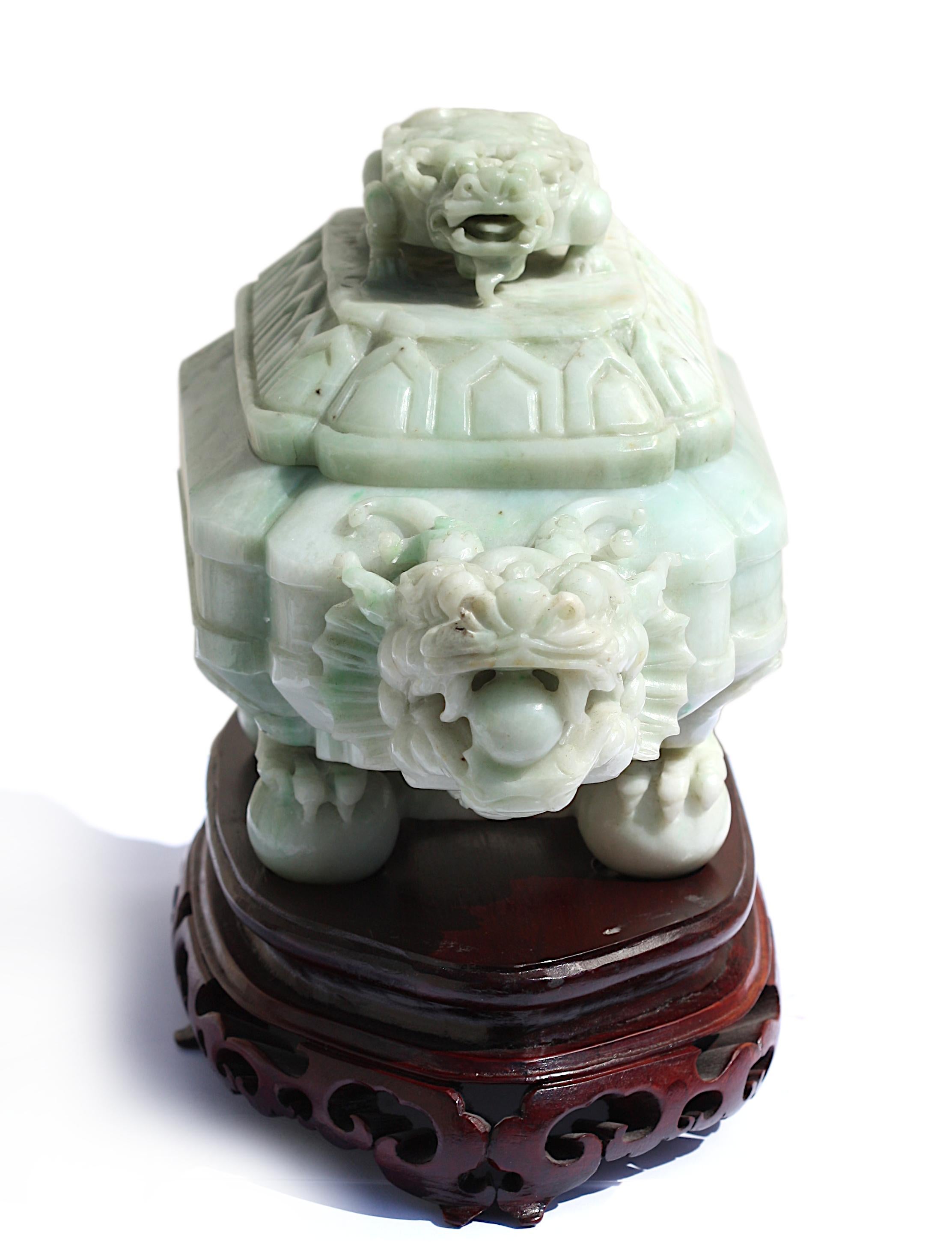 Chinesische geschnitzte Jade-Schachtel und Deckel (20. Jahrhundert) im Angebot