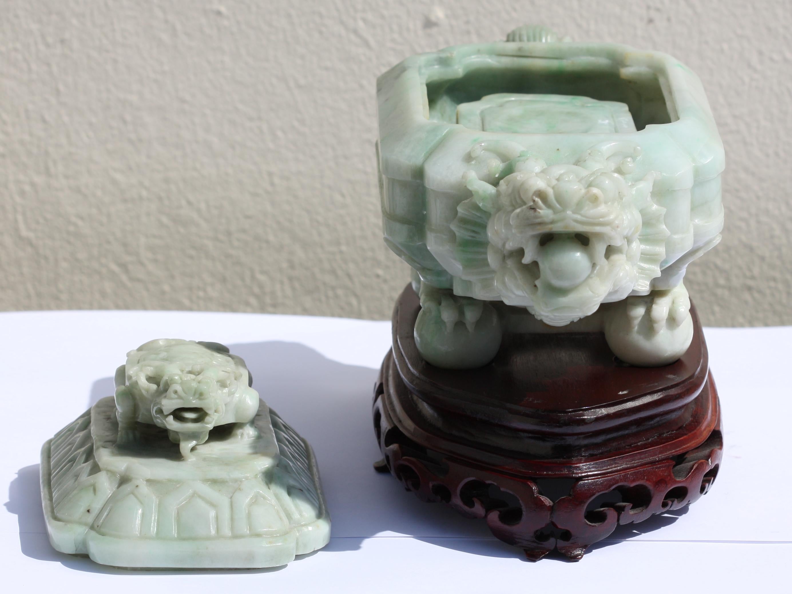 Chinesische geschnitzte Jade-Schachtel und Deckel (Keramik) im Angebot