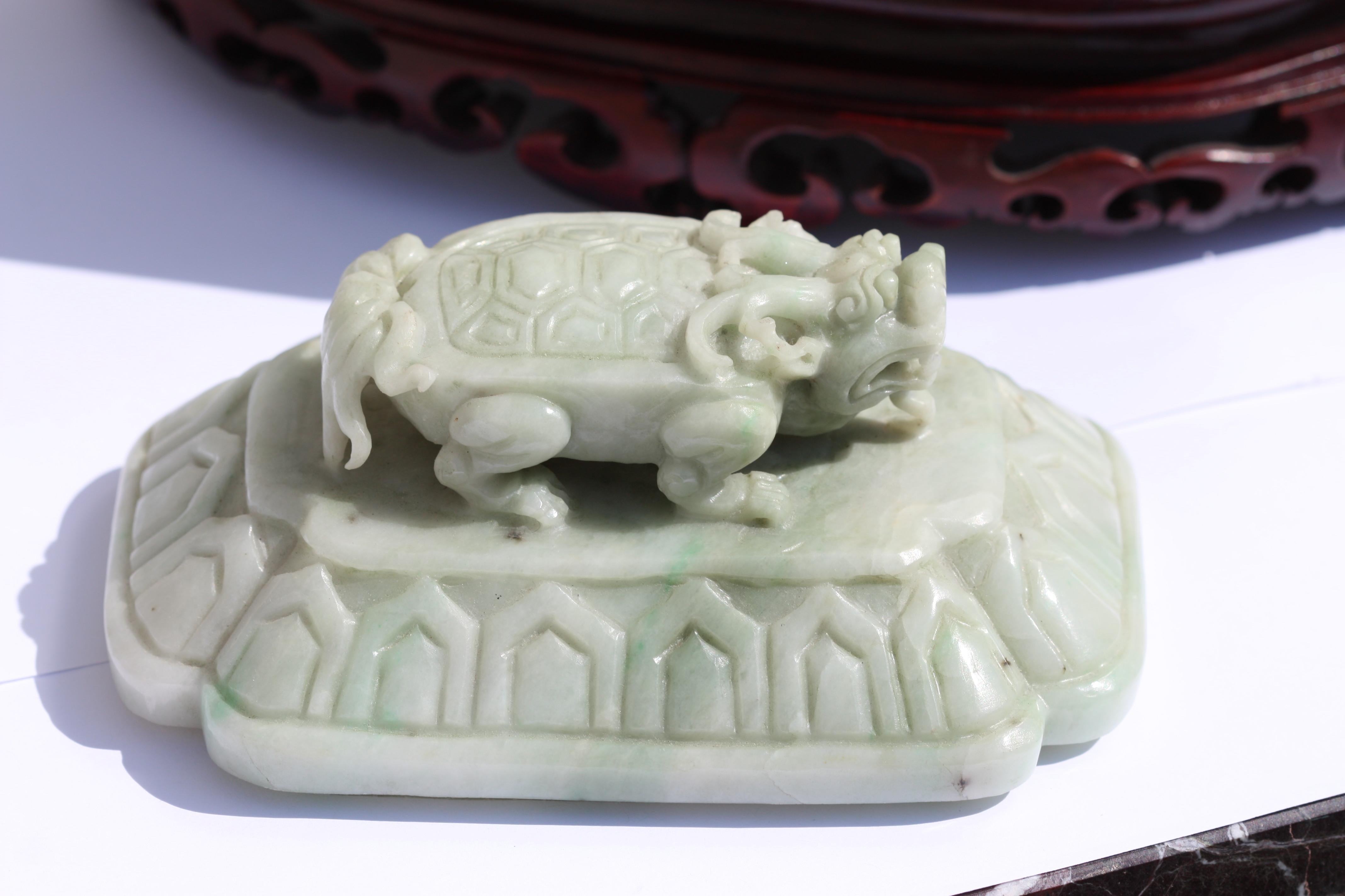Boîte et couvercle en jade sculpté chinois en vente 1