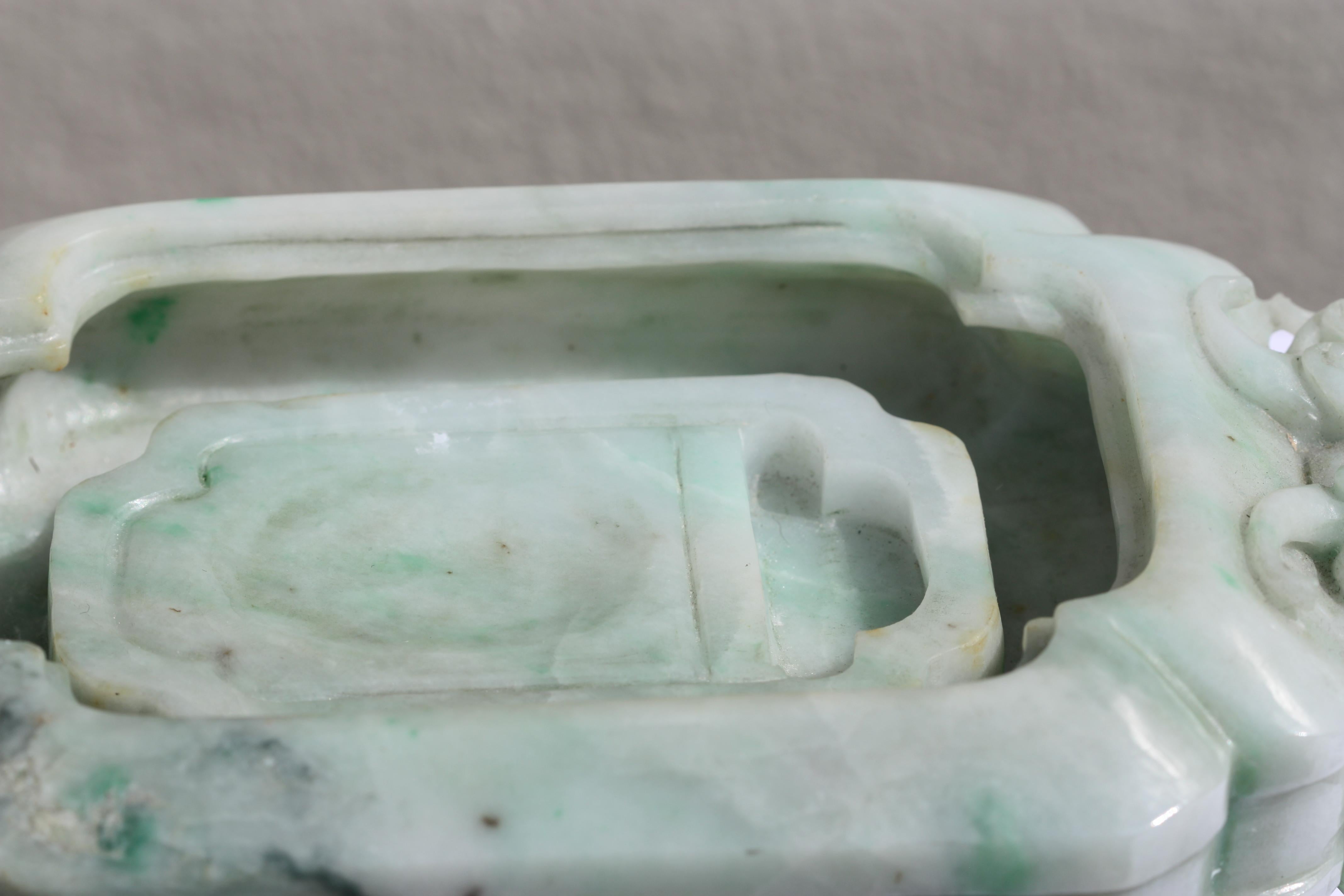 Boîte et couvercle en jade sculpté chinois en vente 4