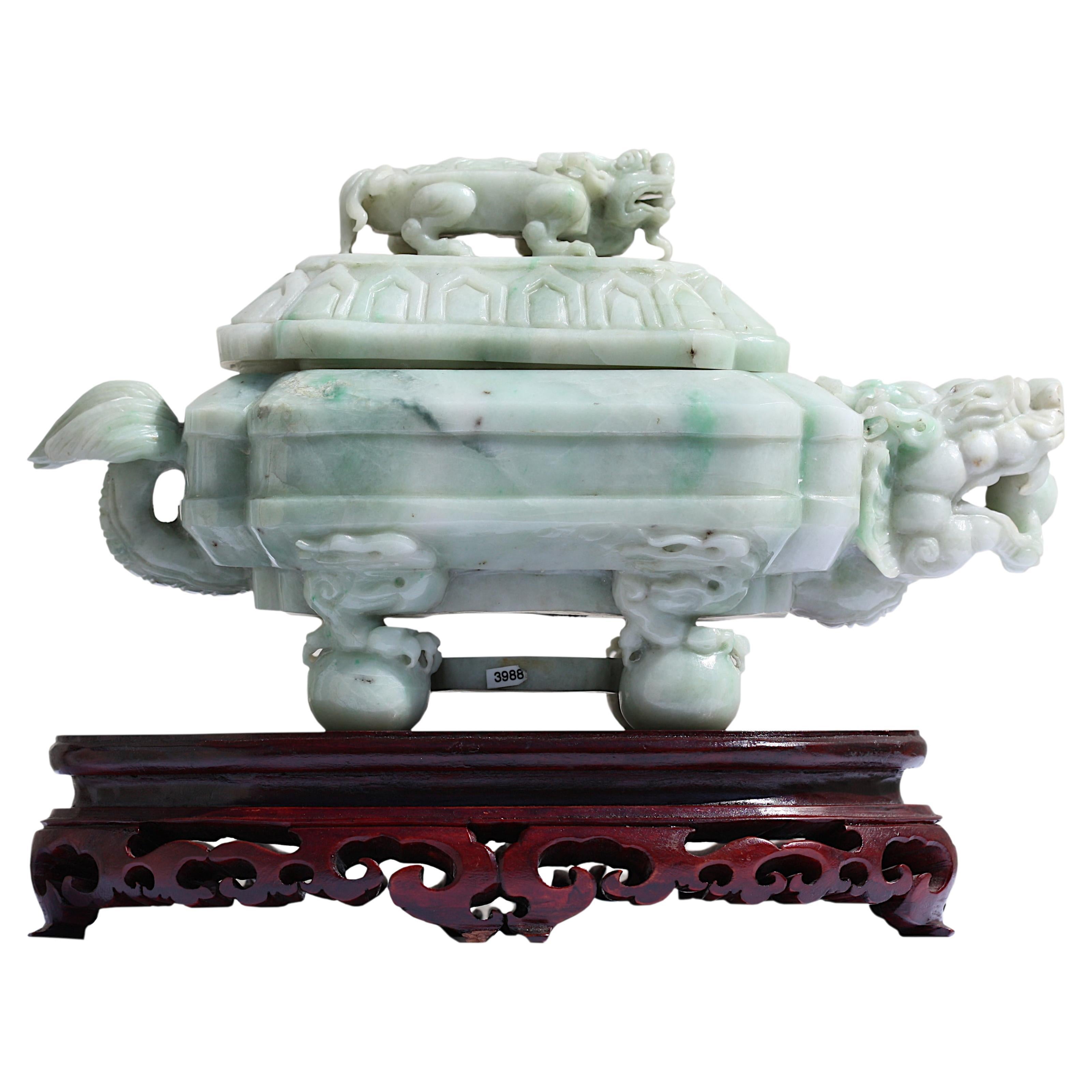 Boîte et couvercle en jade sculpté chinois en vente