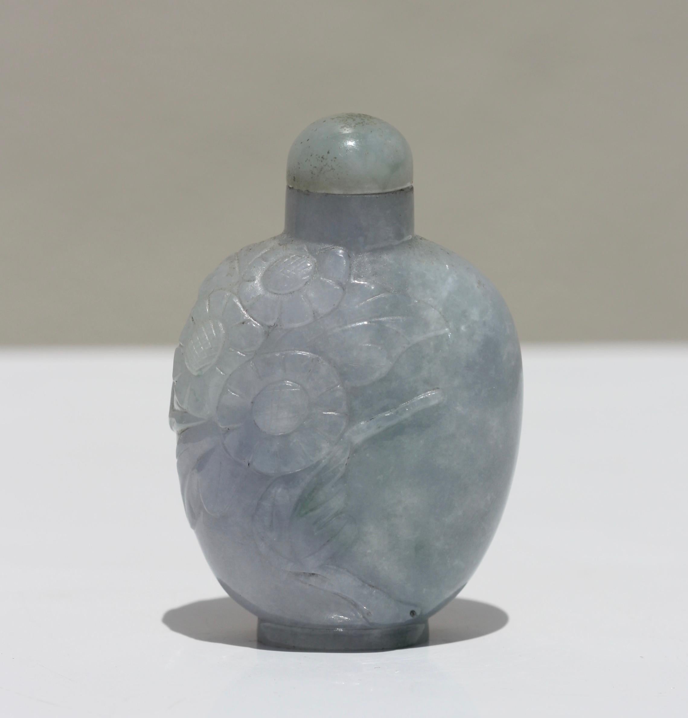 Chinesische geschnitzte Schnupftabakflasche und Stopper aus Jade (19. Jahrhundert)