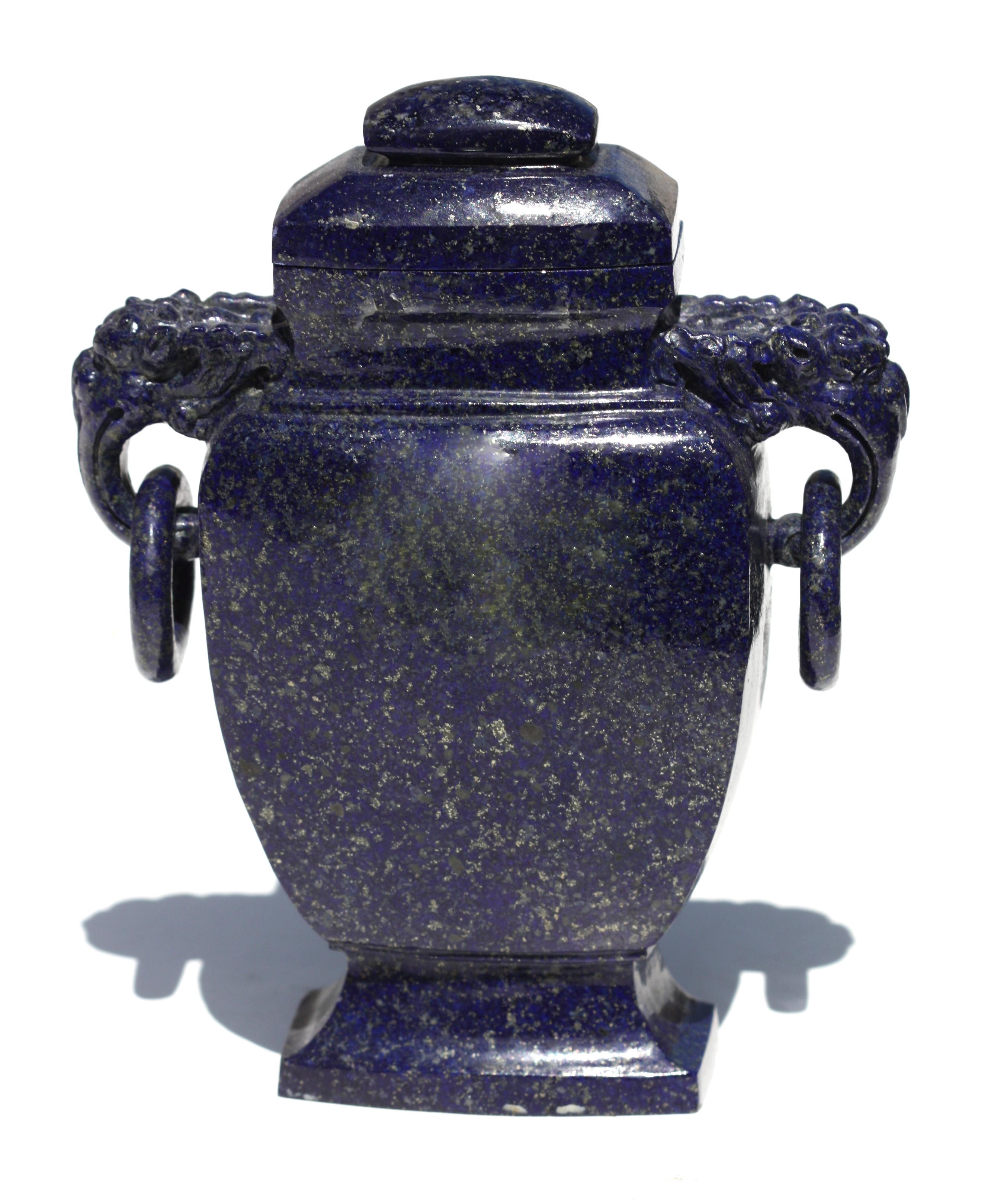 Chinesische geschnitzte Lapislazuli-Vase und Deckel aus China, 19. / 20. Jahrhundert im Zustand „Gut“ im Angebot in West Palm Beach, FL