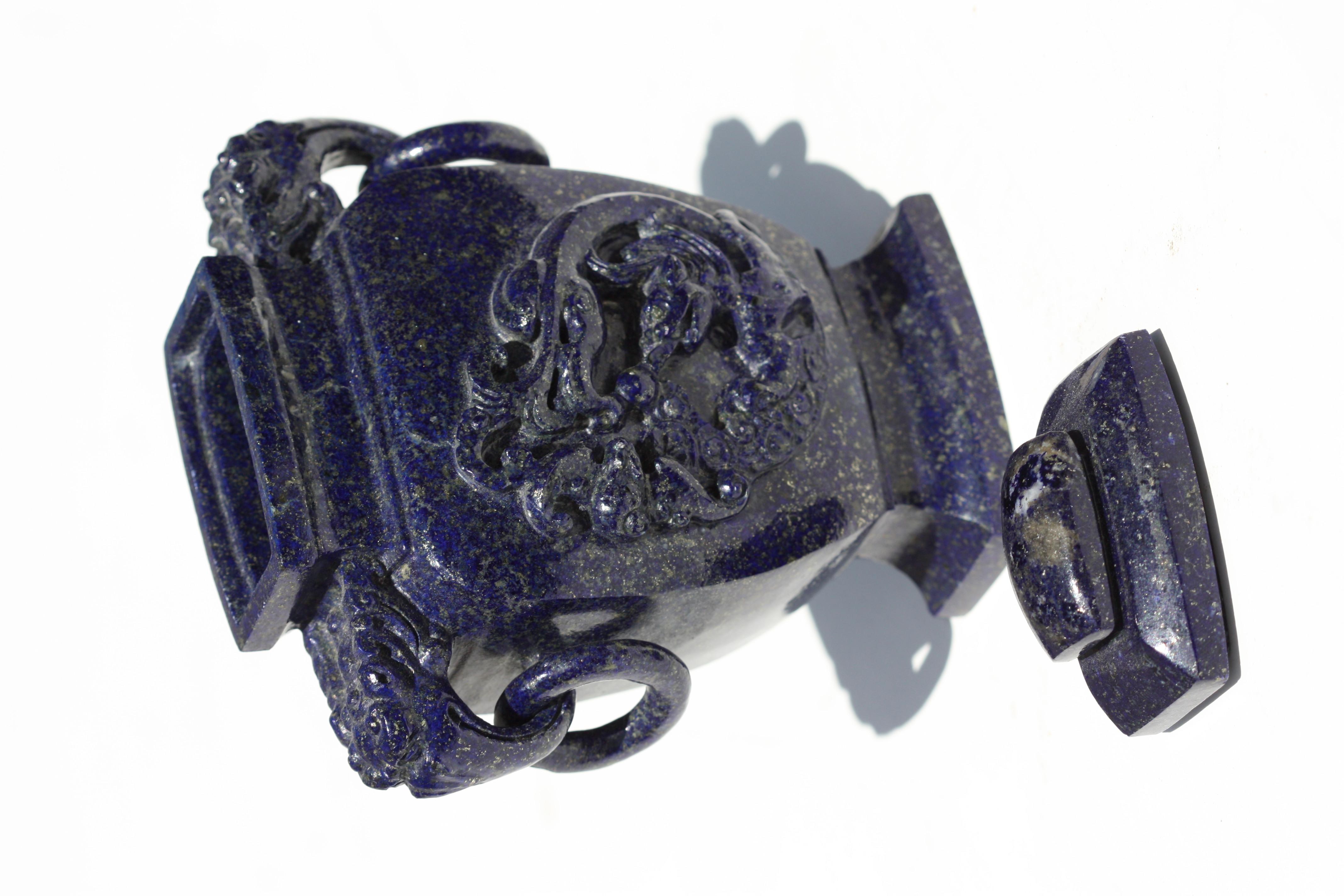 Chinesische geschnitzte Lapislazuli-Vase und Deckel aus China, 19. / 20. Jahrhundert (Lapis Lazuli) im Angebot