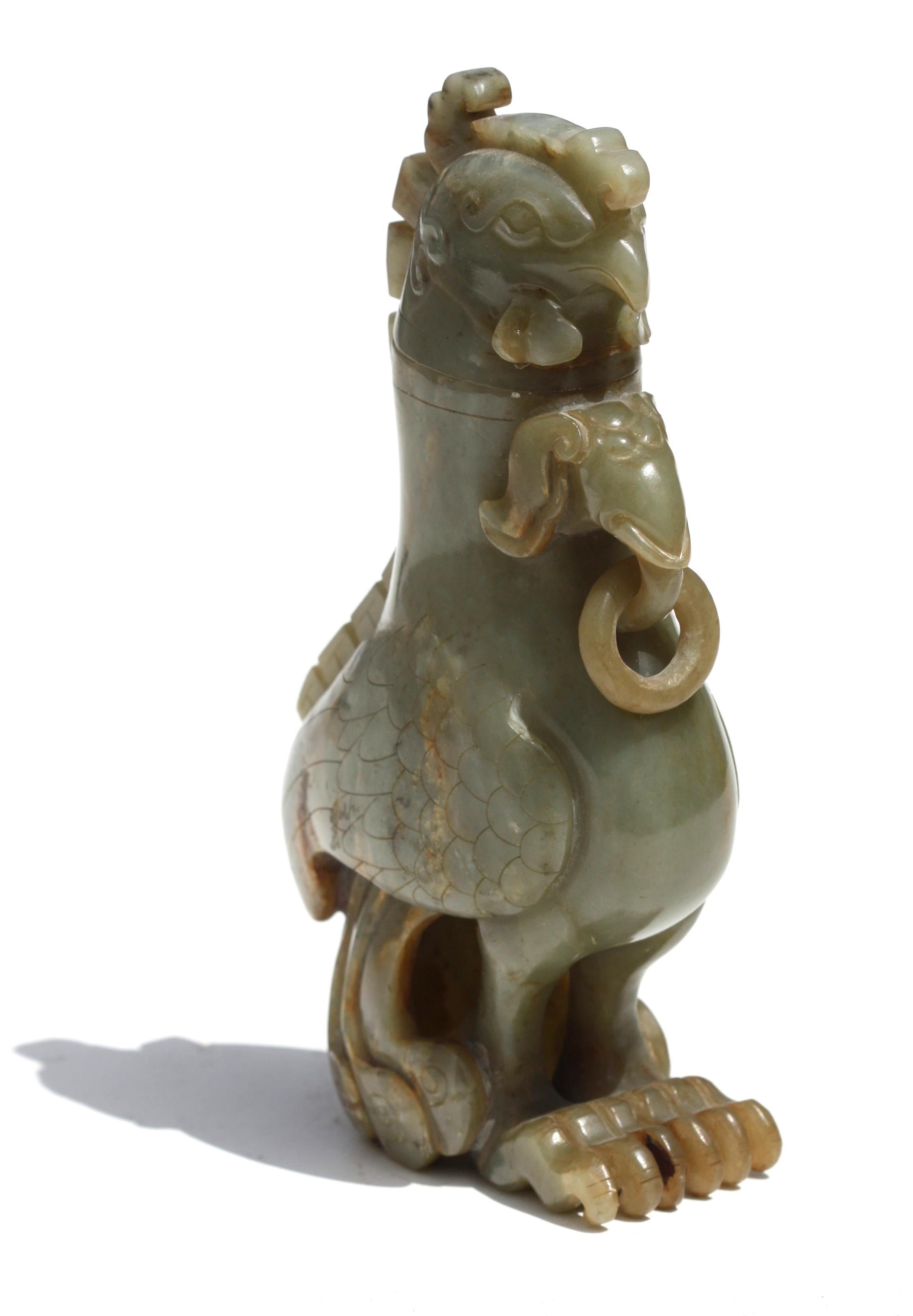 Chinesische geschnitzte Vase und Deckel aus blassem Caledon, Chinesisch (20. Jahrhundert) im Angebot