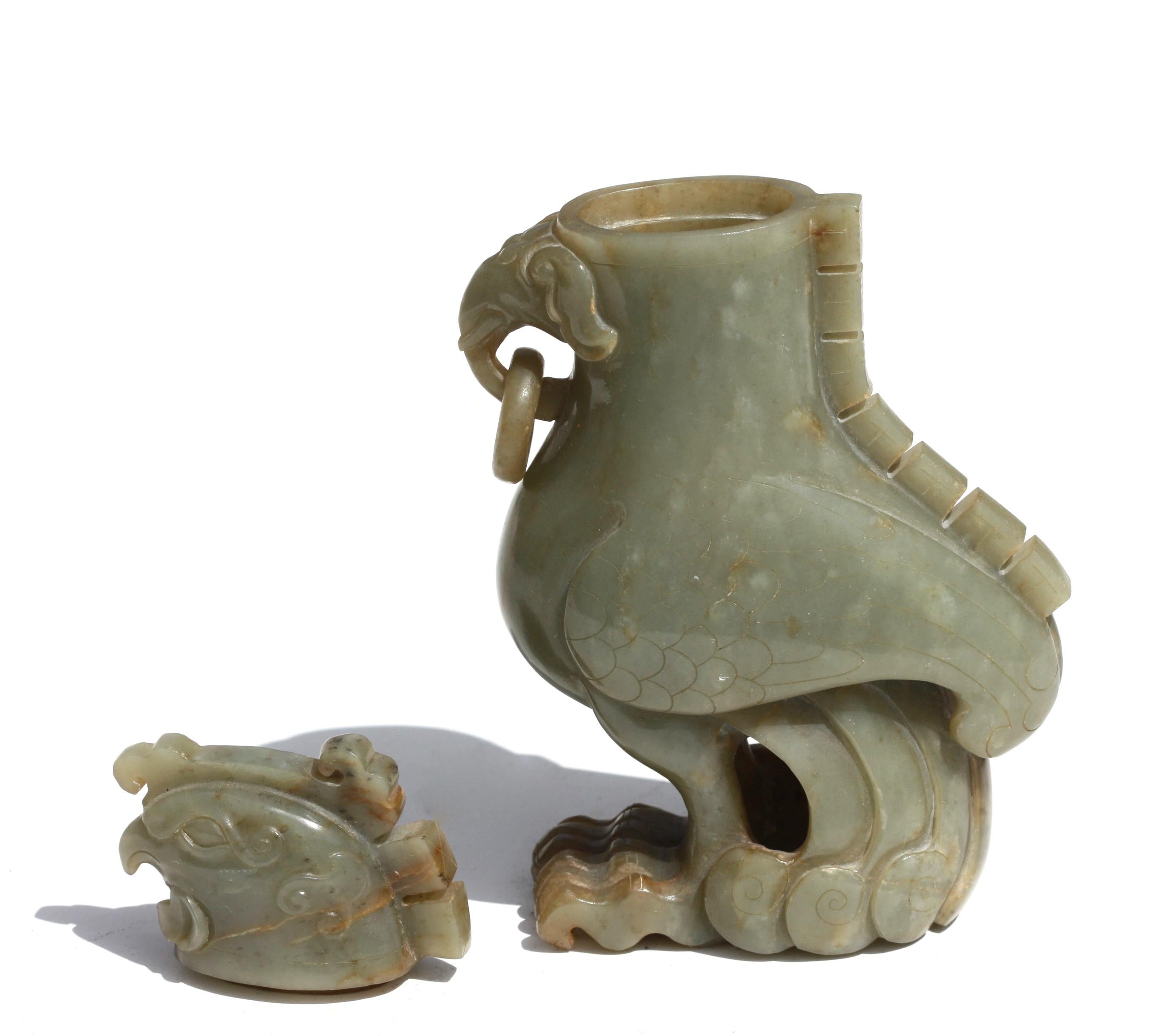 Céladon Vase et couvercle Caledon pâle sculpté de Chine en vente