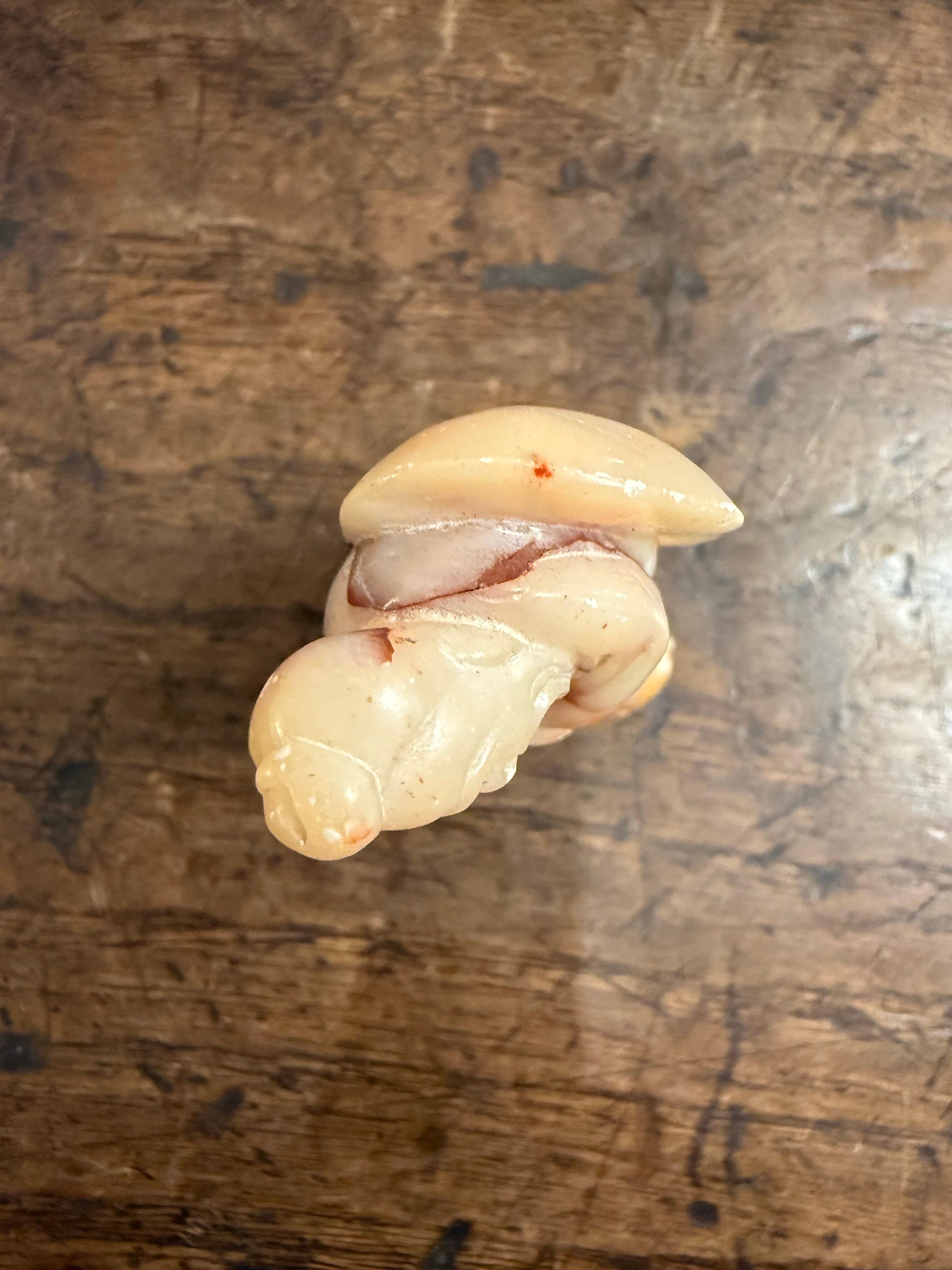 Figura di pescatore in pietra ollare cinese intagliata, inizio XX secolo in vendita 4