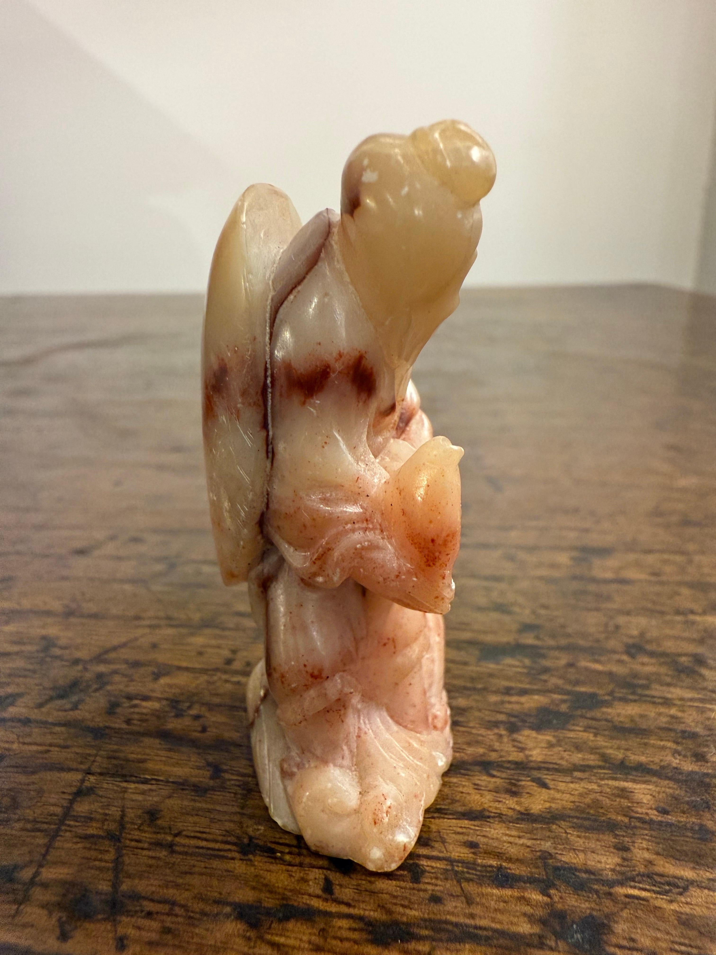 Figura di pescatore in pietra ollare cinese intagliata, inizio XX secolo in vendita 5