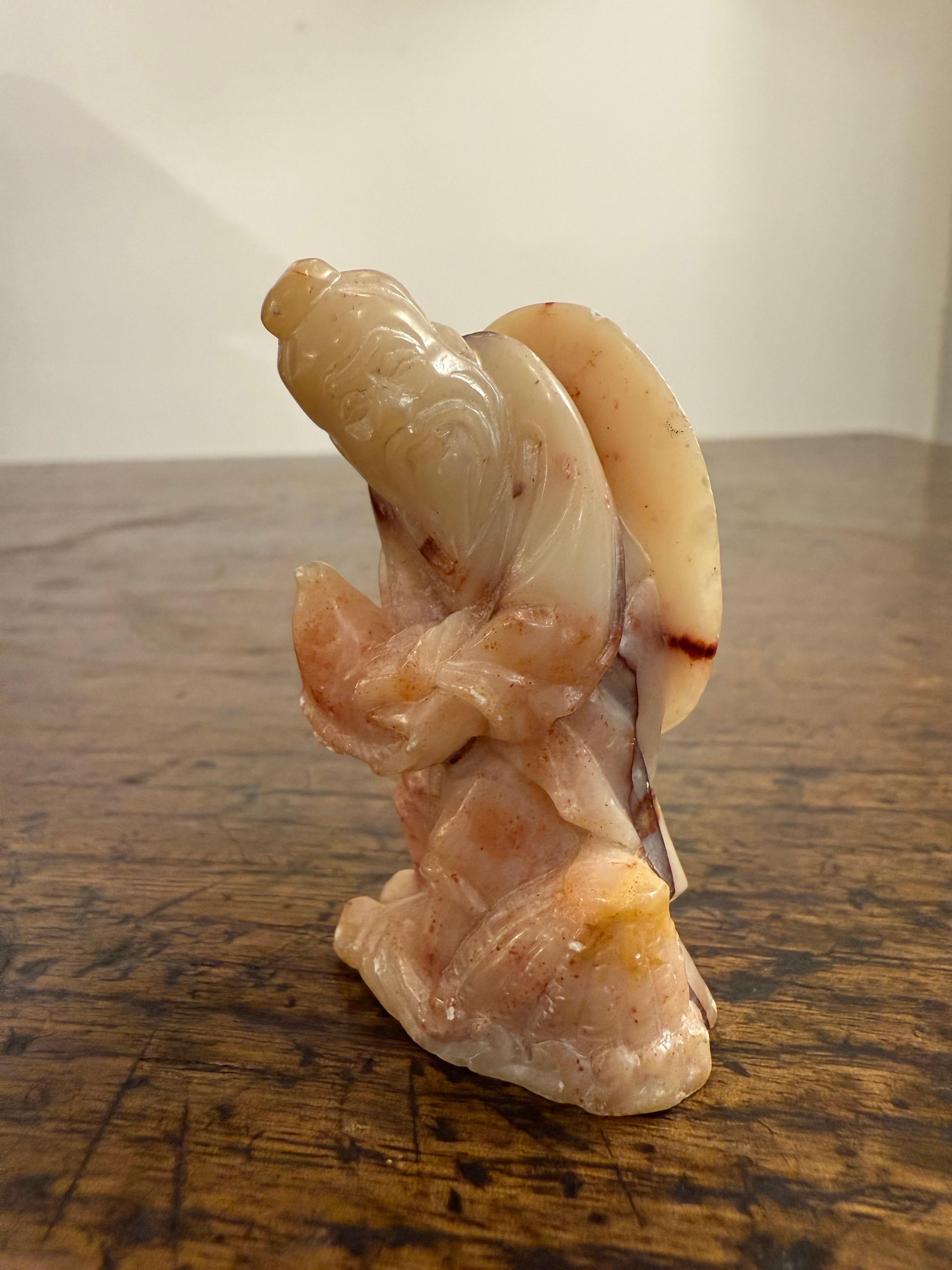 Cinese Figura di pescatore in pietra ollare cinese intagliata, inizio XX secolo in vendita