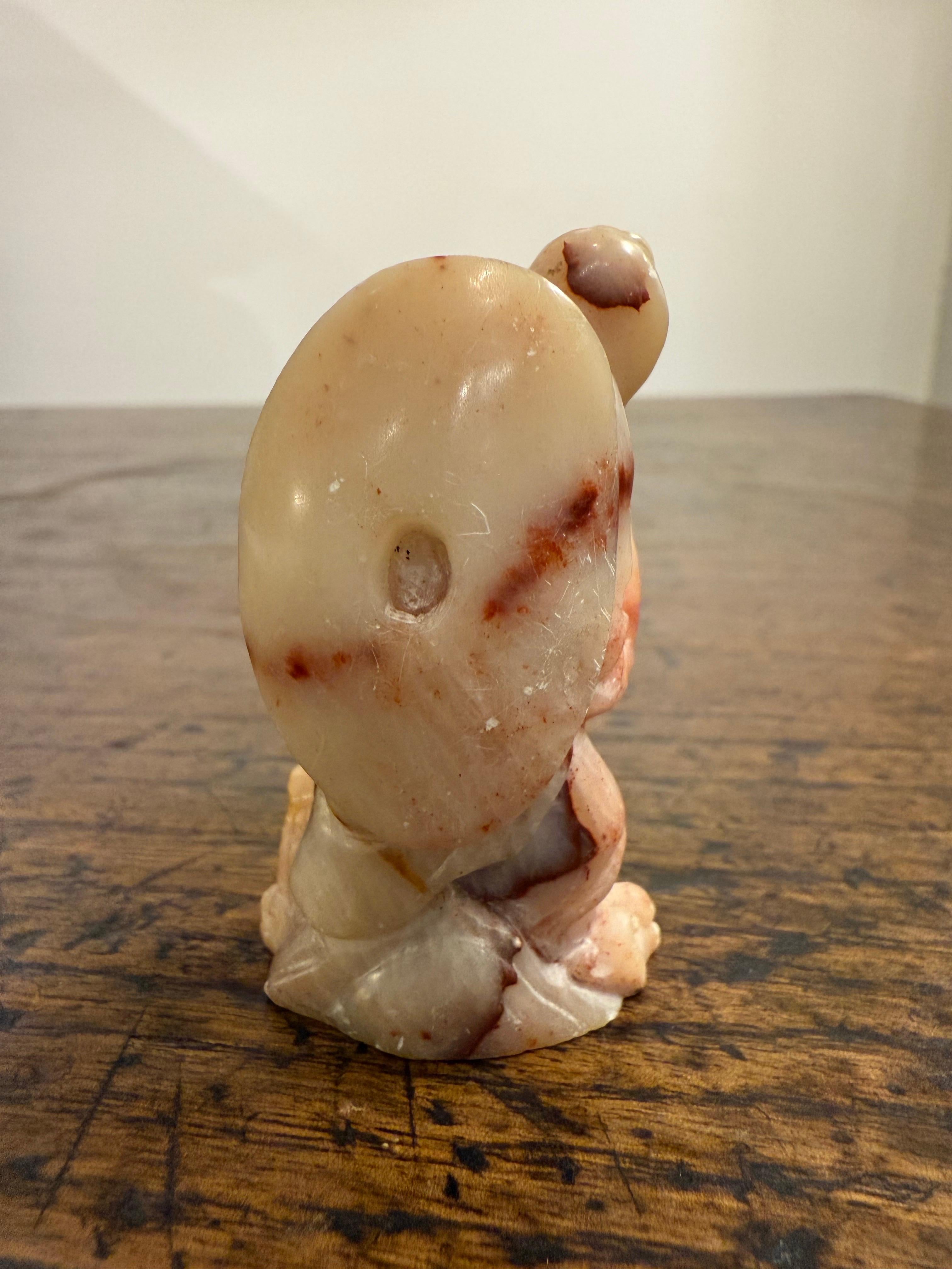 Intagliato a mano Figura di pescatore in pietra ollare cinese intagliata, inizio XX secolo in vendita