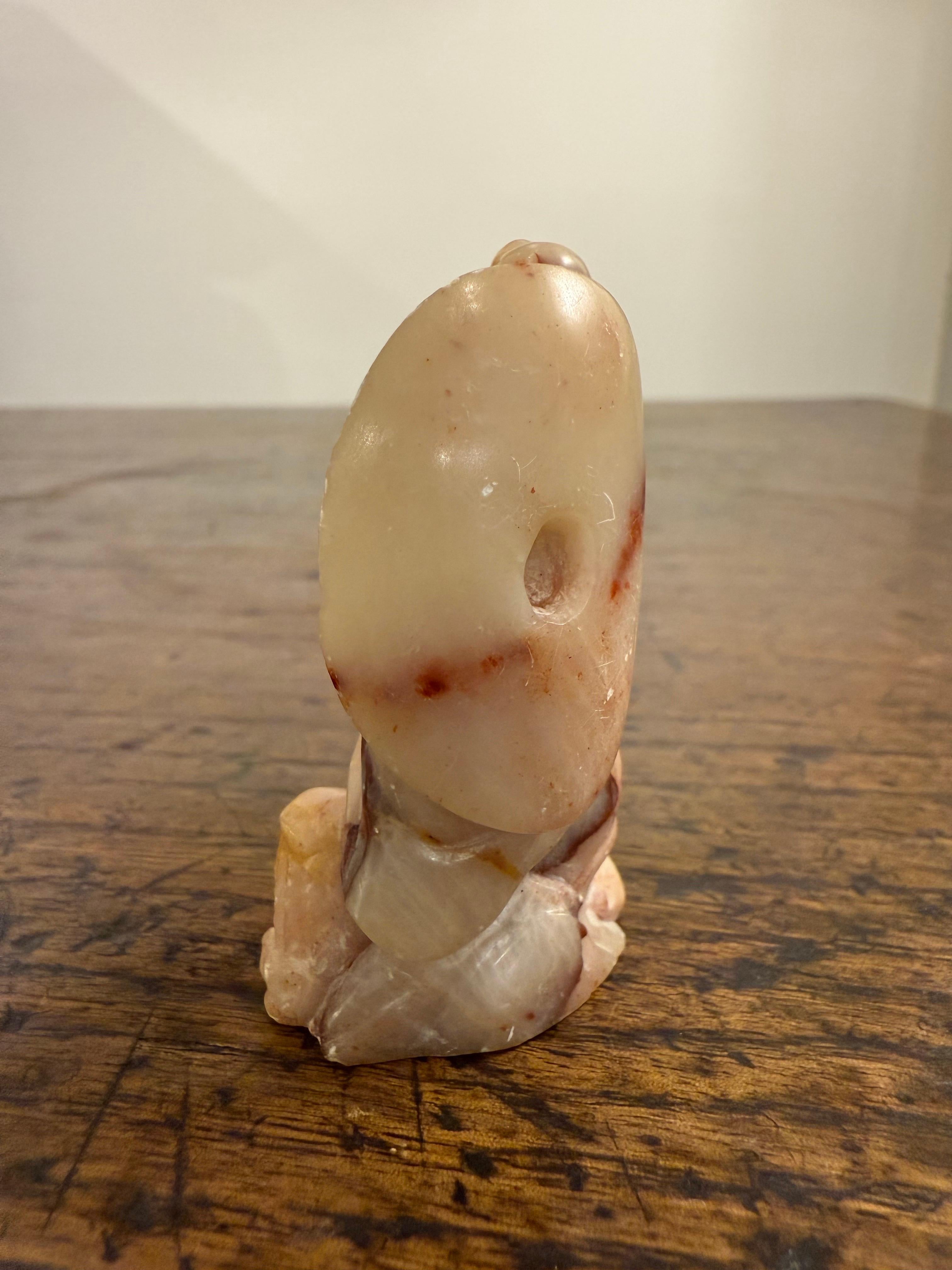 Saponaria Figura di pescatore in pietra ollare cinese intagliata, inizio XX secolo in vendita