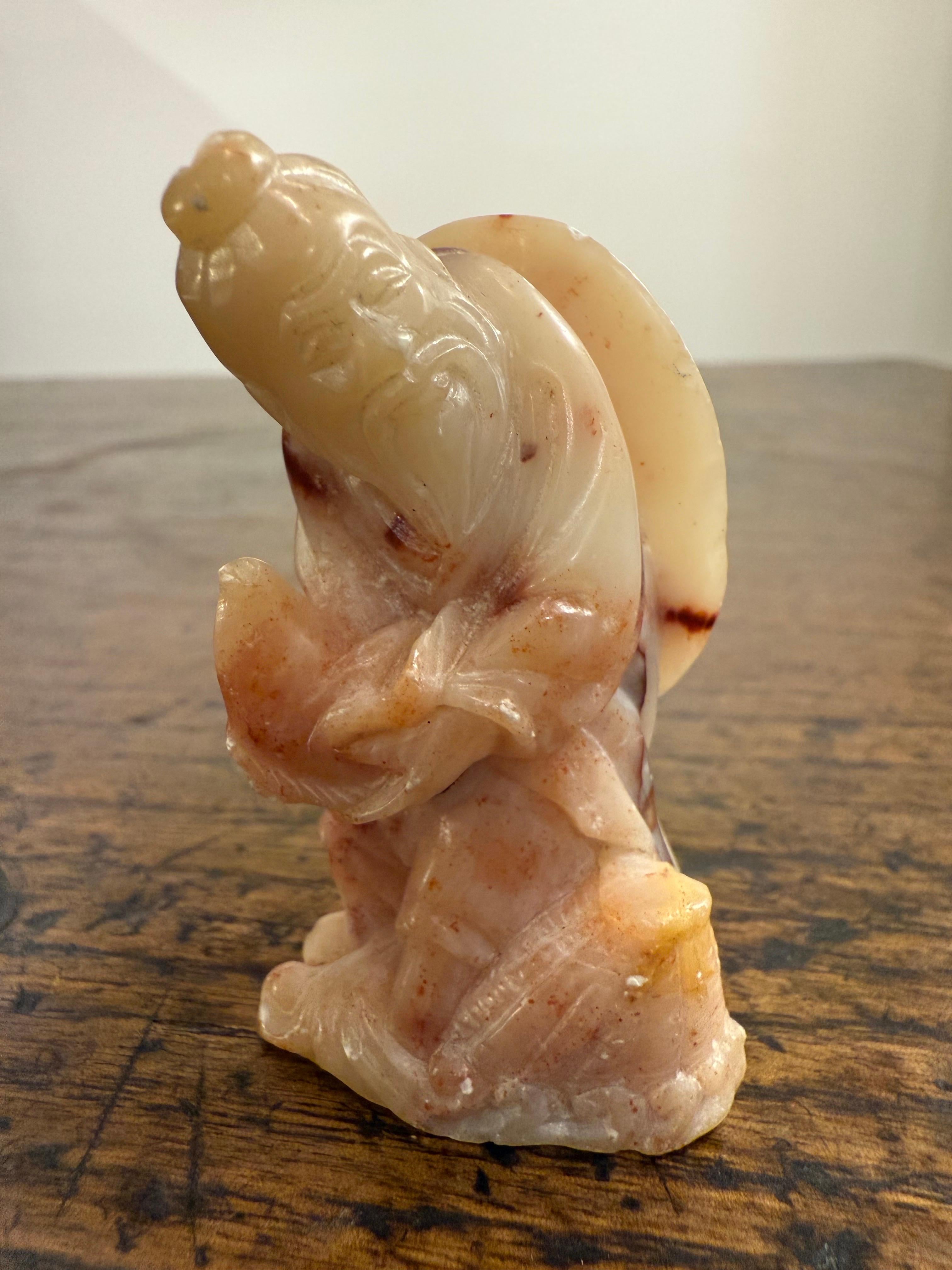 Figura di pescatore in pietra ollare cinese intagliata, inizio XX secolo in vendita 1