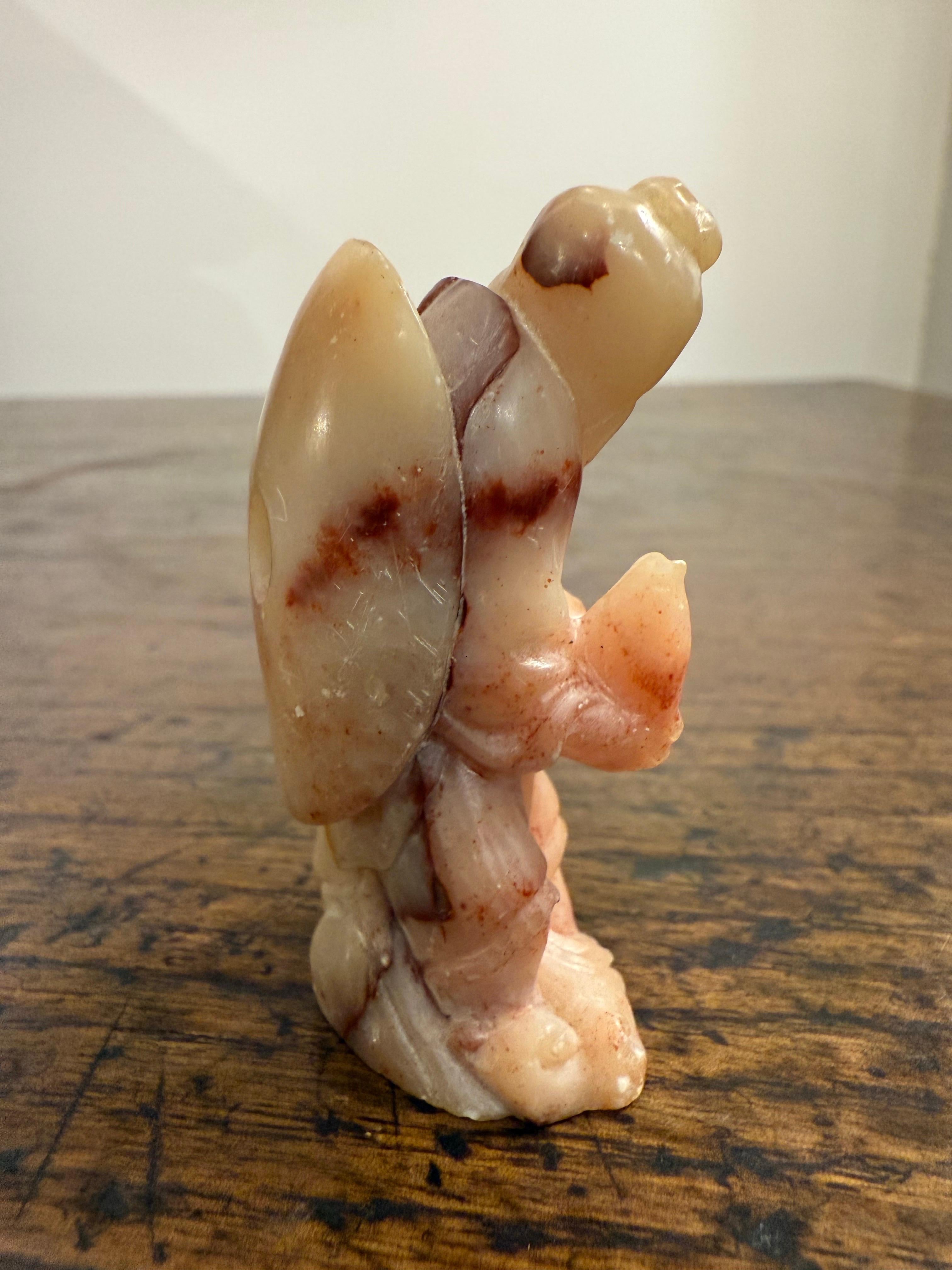 Figura di pescatore in pietra ollare cinese intagliata, inizio XX secolo in vendita 2