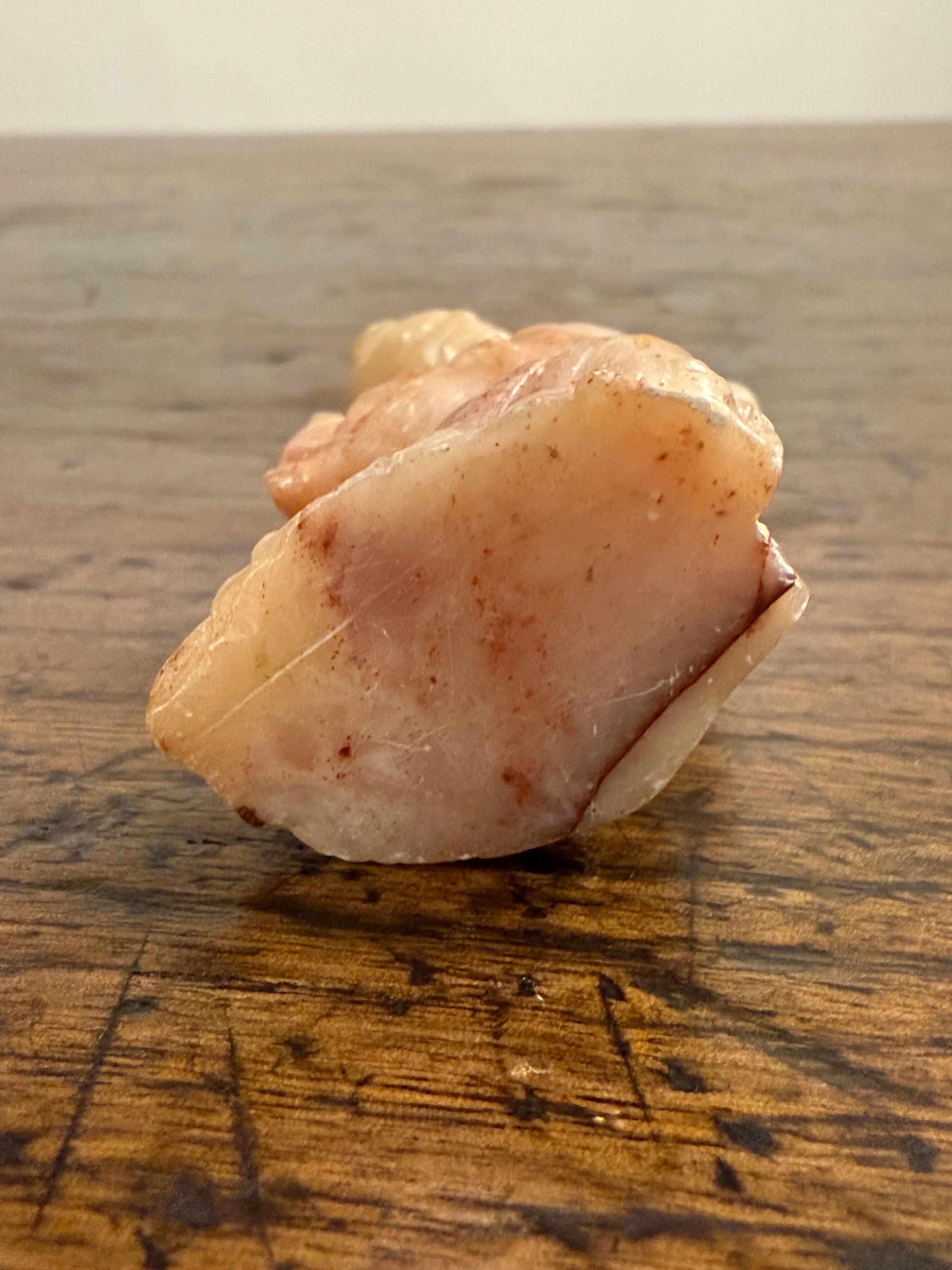 Figura di pescatore in pietra ollare cinese intagliata, inizio XX secolo in vendita 3