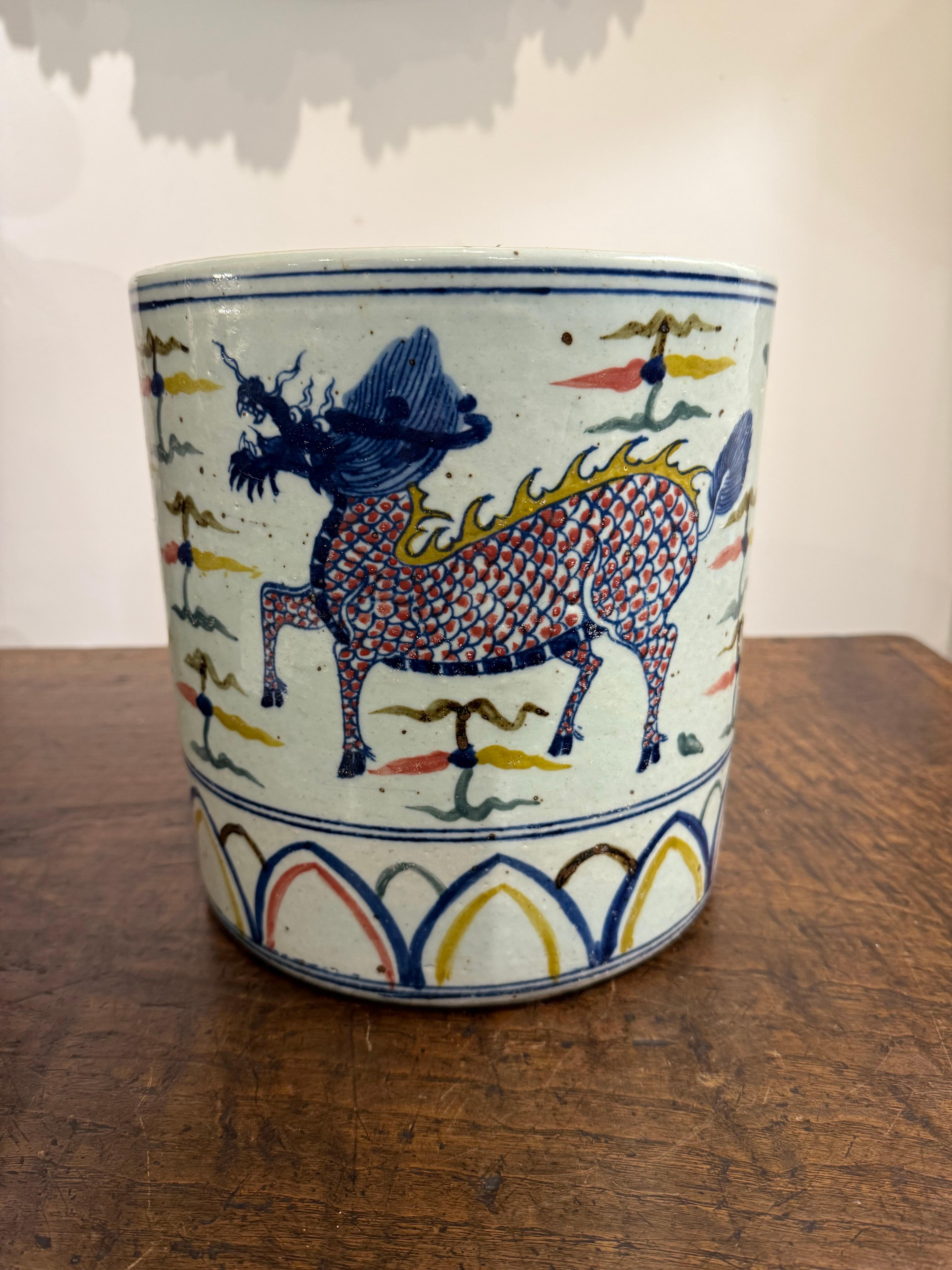 Jardinière Wucai en céramique chinoise, 19e siècle

Description :
Décor d'une créature mythique, probablement un qilin, au milieu de nuages et d'une bordure de pétales de lotus stylisés.

Provenance : Collection privée de Melbourne.

Dimensions