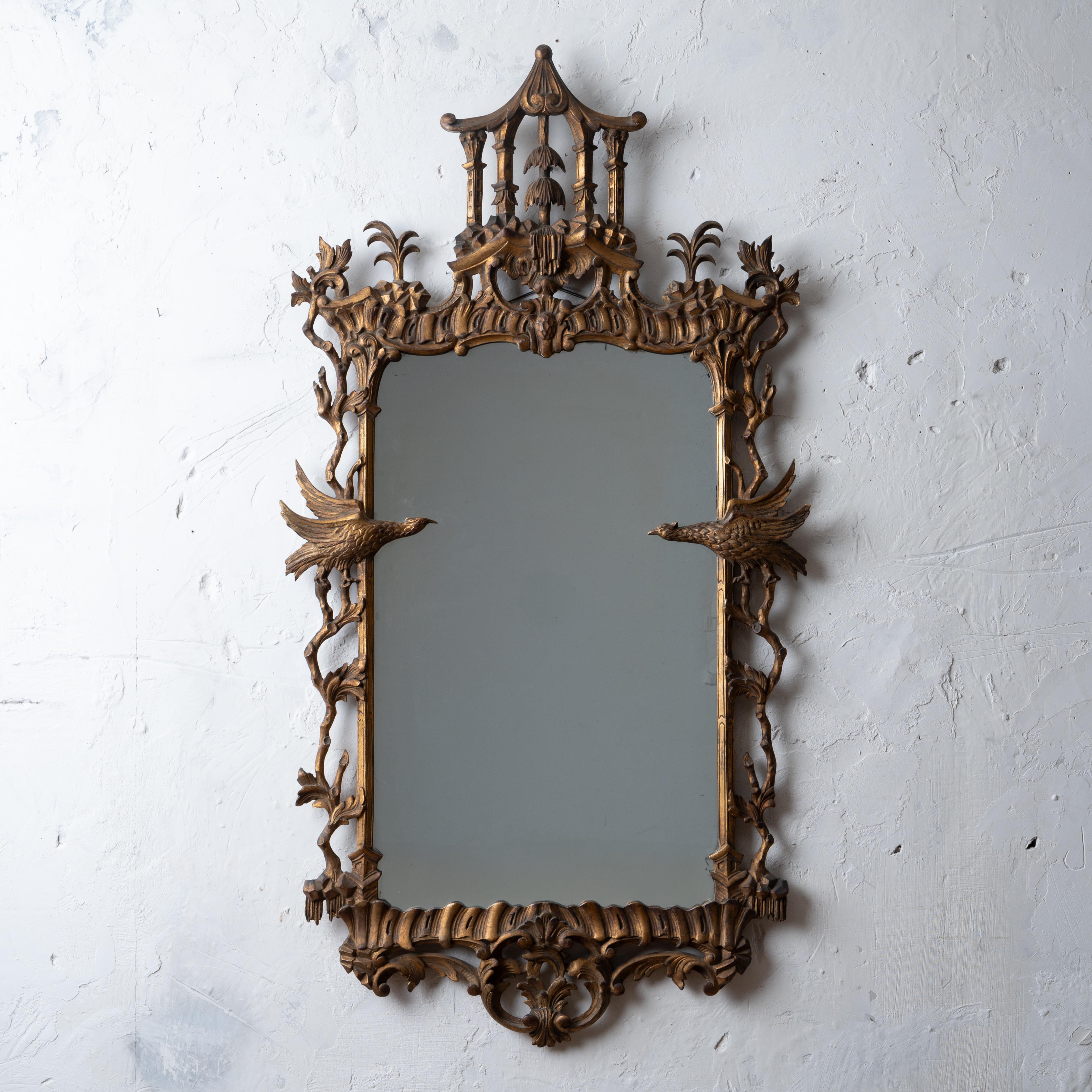 Miroir chinois en bois doré sculpté de style Chippendale, 20e siècle.

30 ¾ pouces de large par 58 pouces de haut


