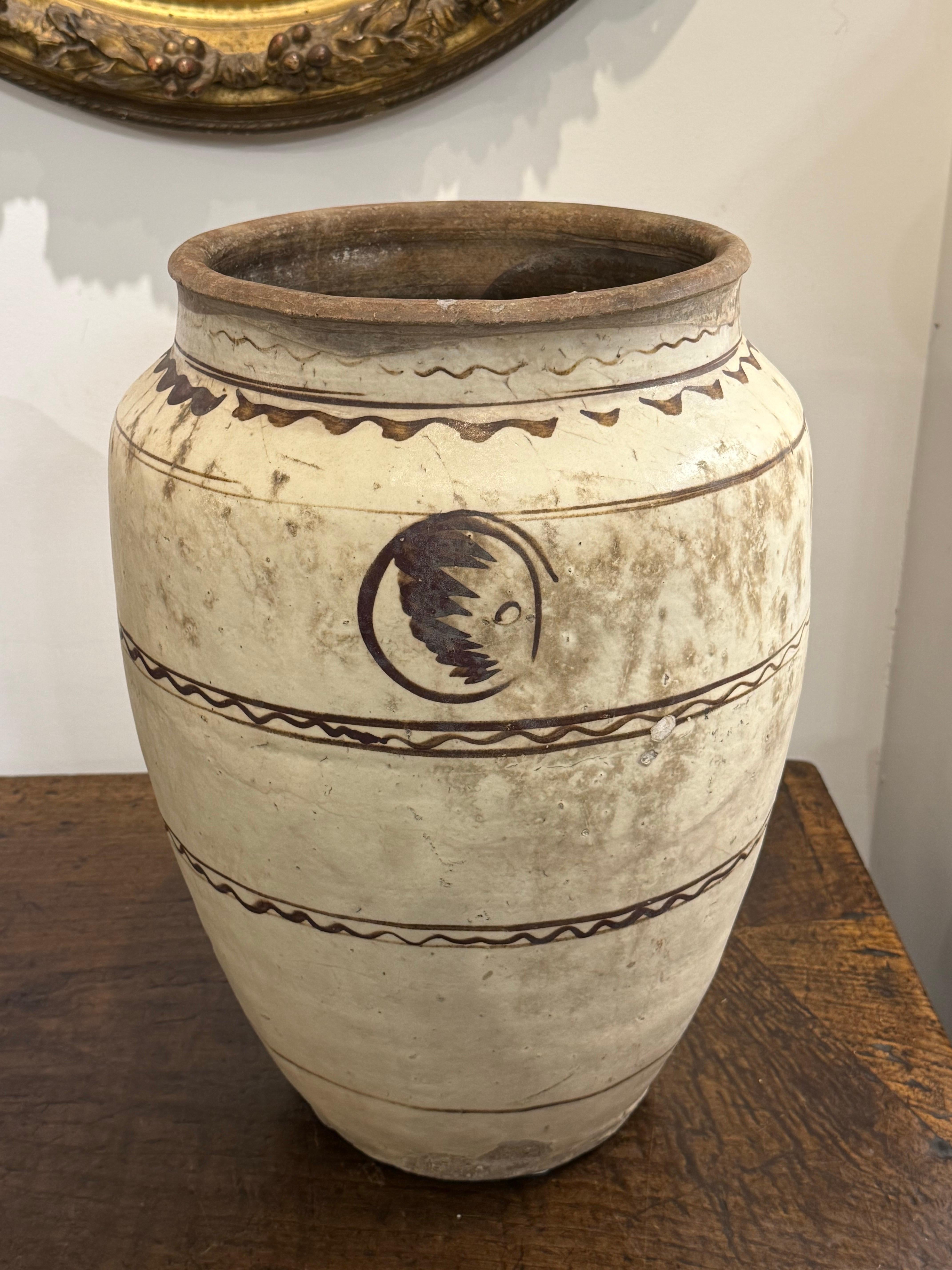 Vaso cinese in pietra di Cizhou, dinastia Ming, XVII secolo

Descrizione:
Prodotta nella Cina settentrionale, la ceramica Cizhou fu particolarmente popolare tra le dinastie Song e Yuan (XI-XIV secolo), ma la produzione continuò anche durante la
