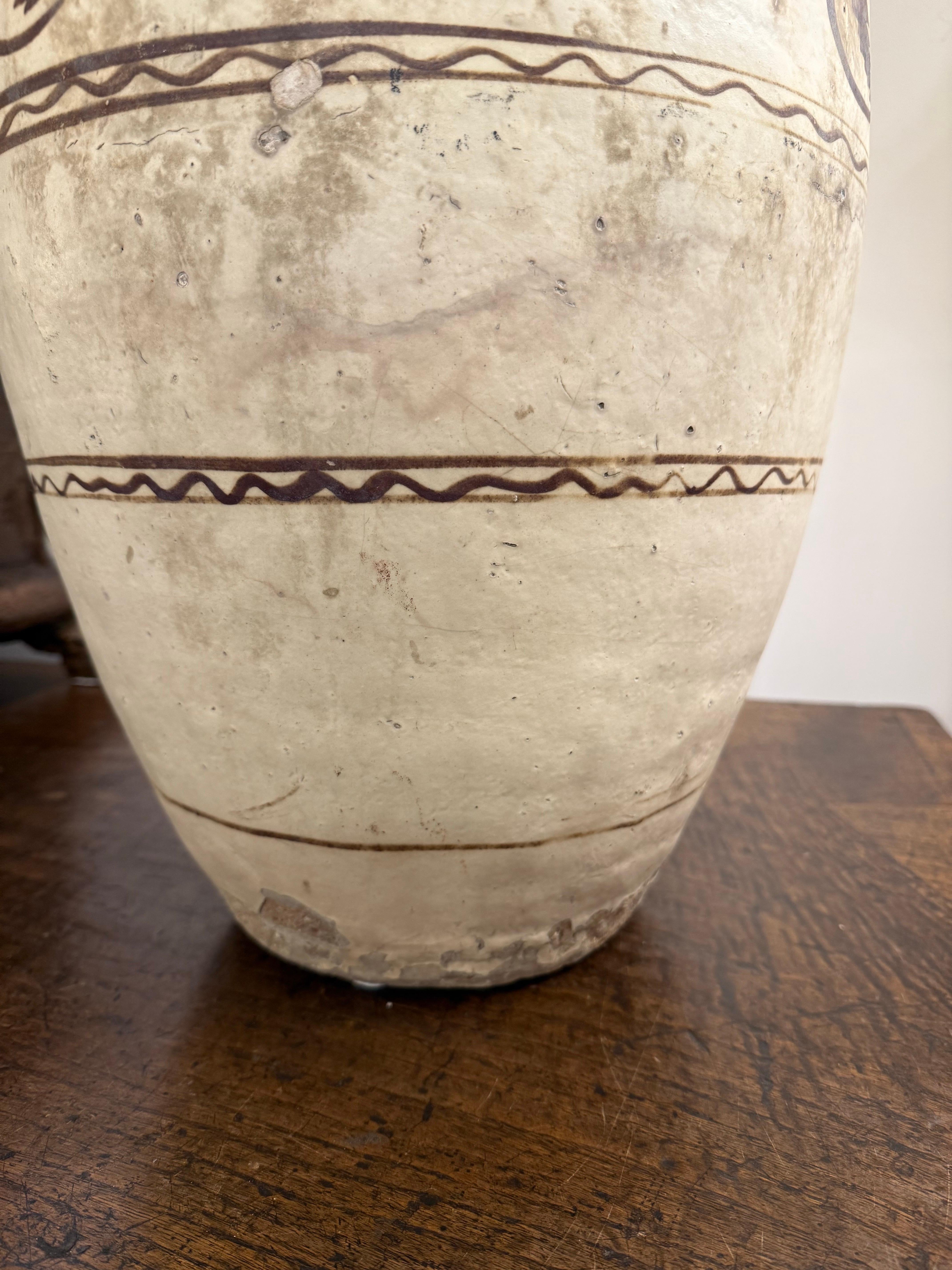 Fino al XVIII secolo A Chinese Cizhou Stonweare Jar, Ming Dynasty, 17th Century in vendita