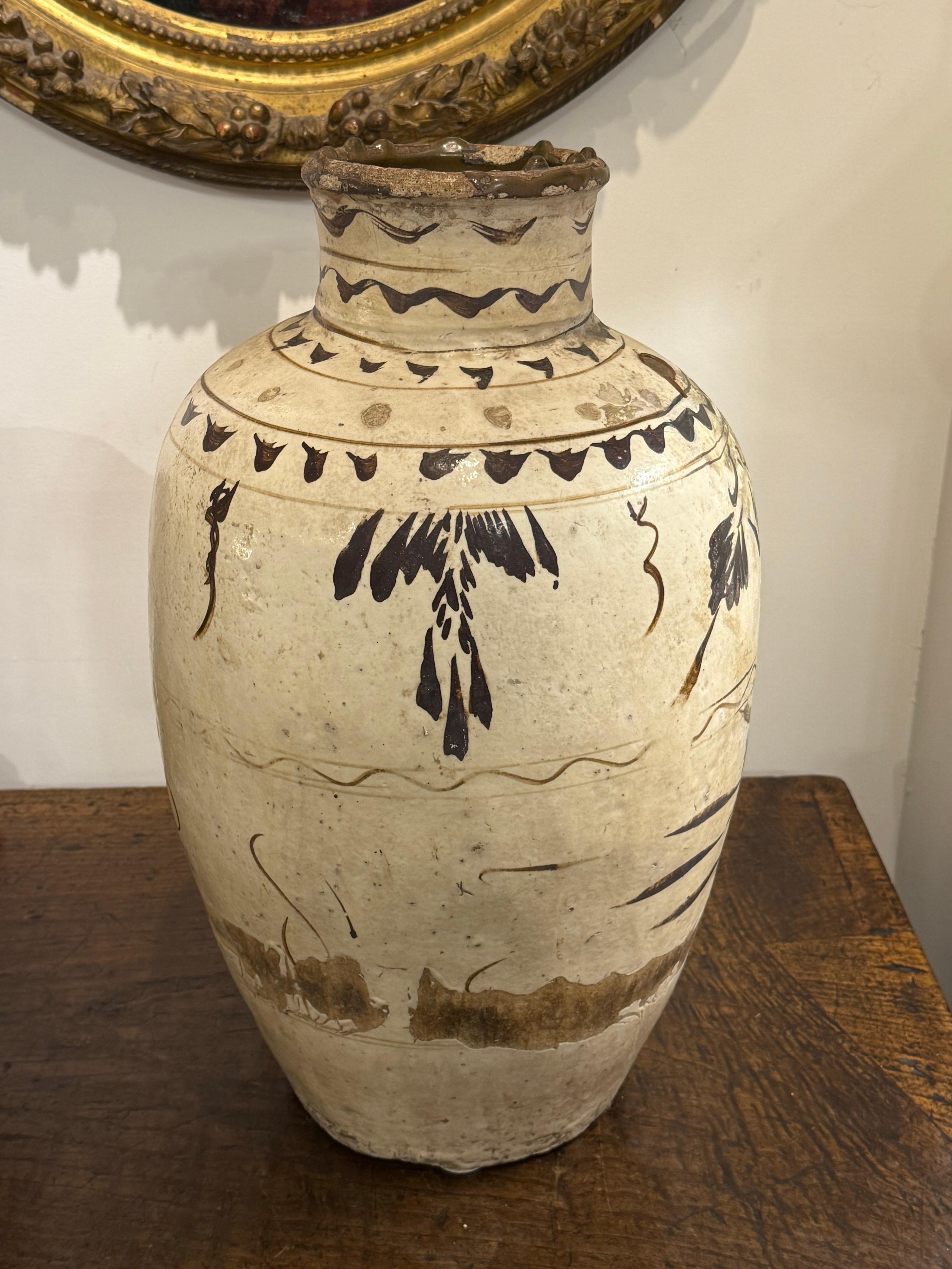 Vaso cinese in pietra di Cizhou, dinastia Ming, XVII secolo

Descrizione:
Prodotta nella Cina settentrionale, la ceramica Cizhou fu particolarmente popolare tra le dinastie Song e Yuan (XI-XIV secolo), ma la produzione continuò anche durante la