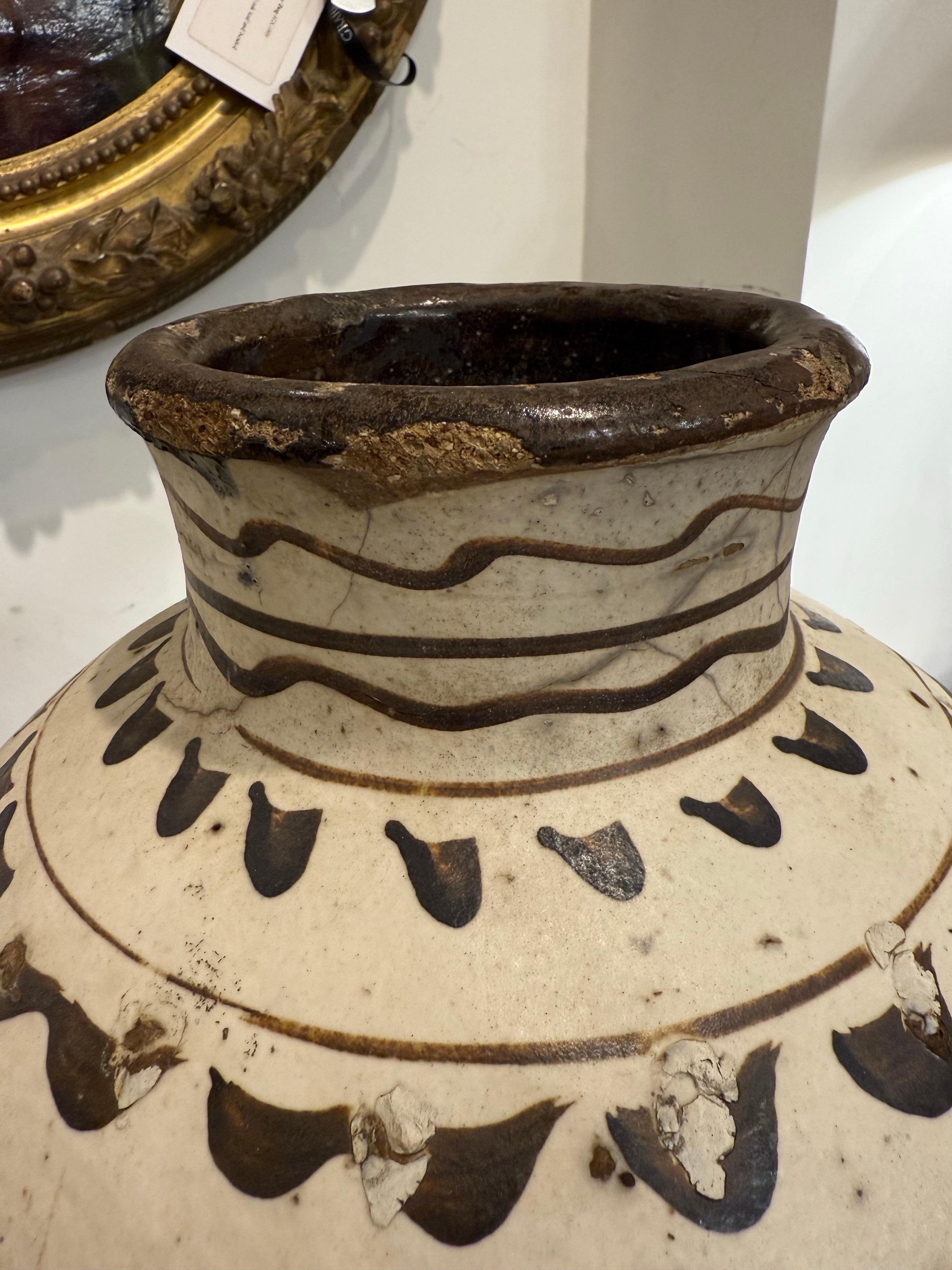 Fino al XVIII secolo Vaso cinese in pietra di Cizhou, dinastia Ming, XVII secolo in vendita