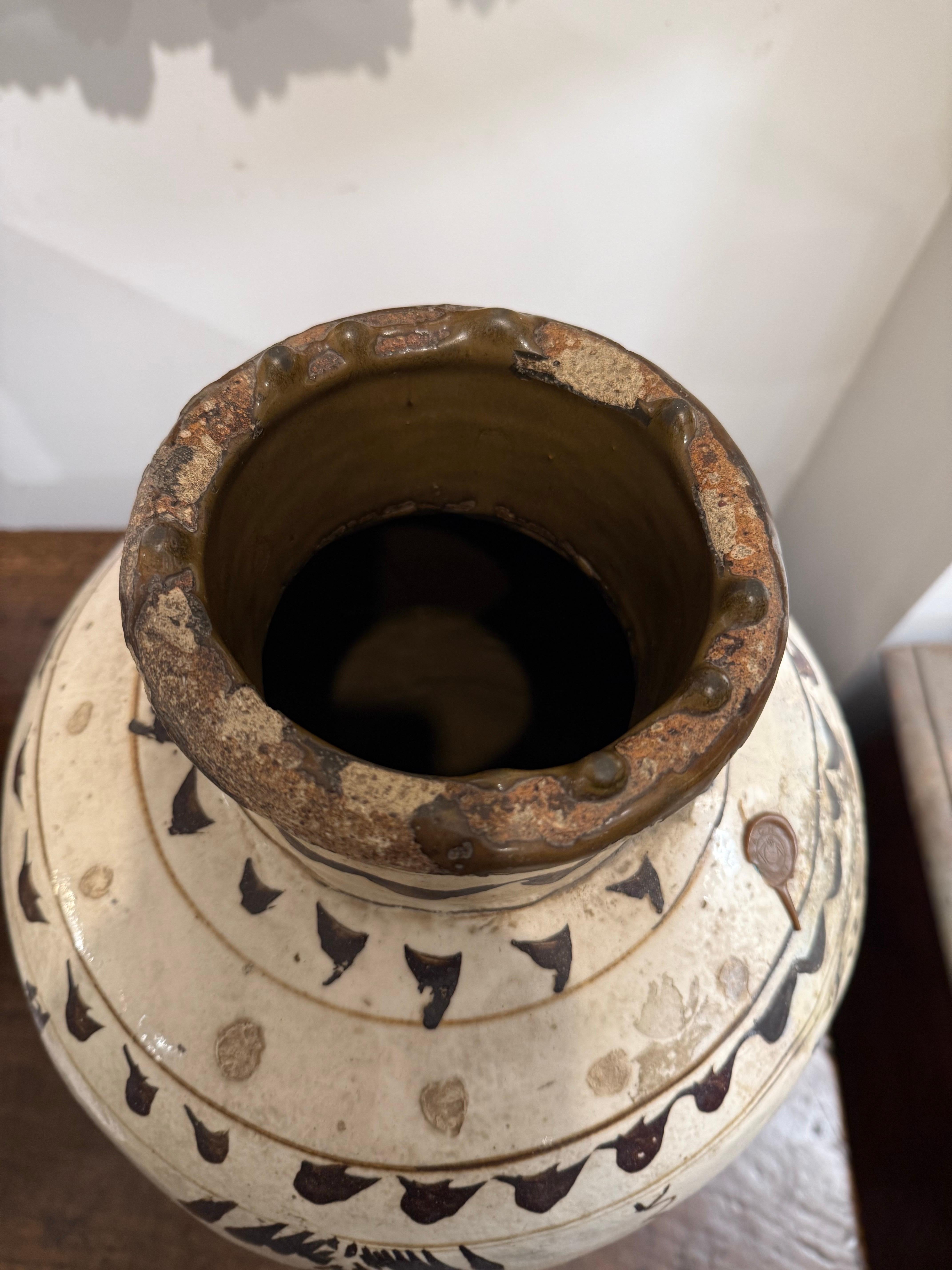 Grès porcellanato A Chinese Cizhou Stonweare Vessel, Ming Dynasty, 17th Century in vendita