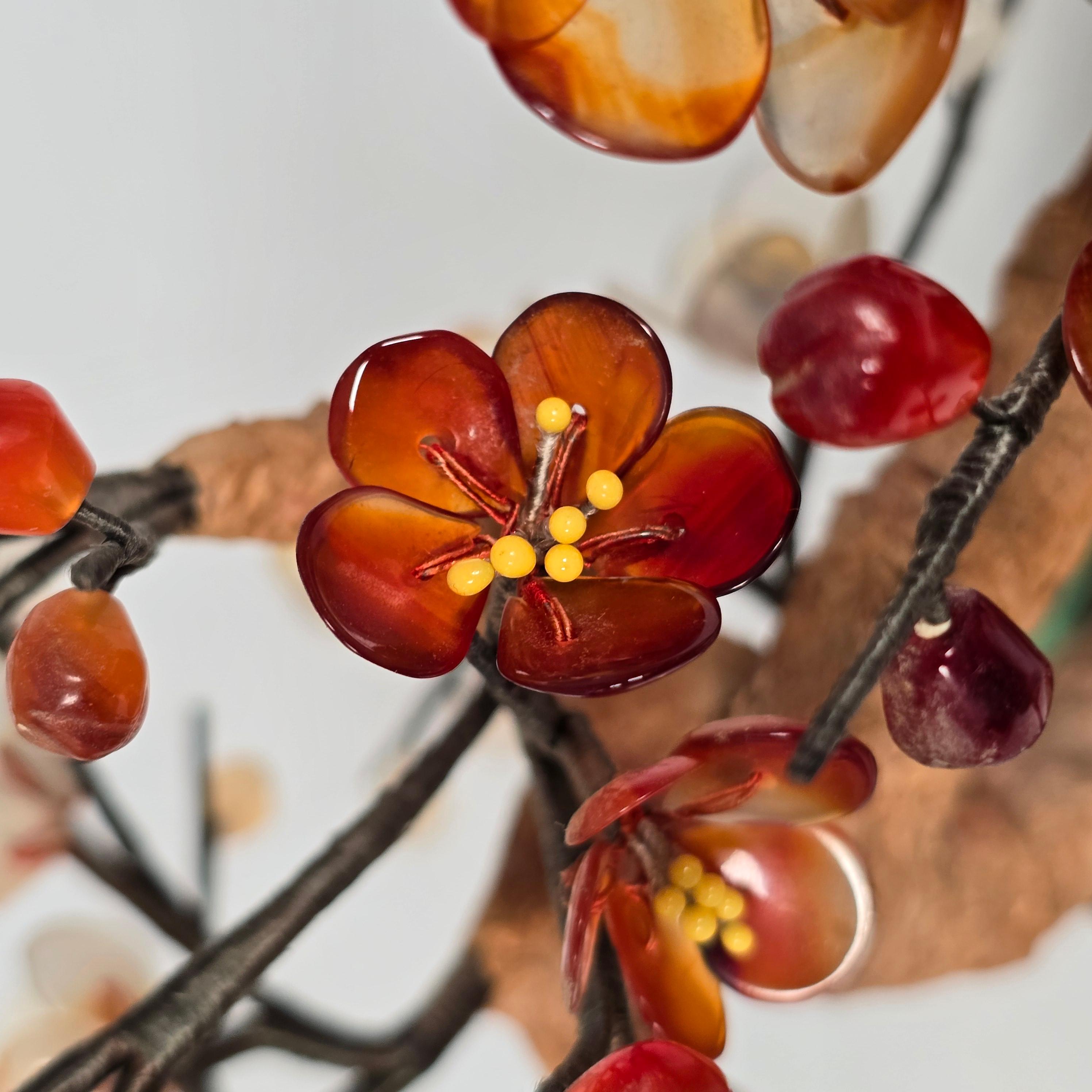 20ième siècle A  Bonsaï chinois en pierre dure cloisonnée et sculptée, Prunus circa 1920 en vente