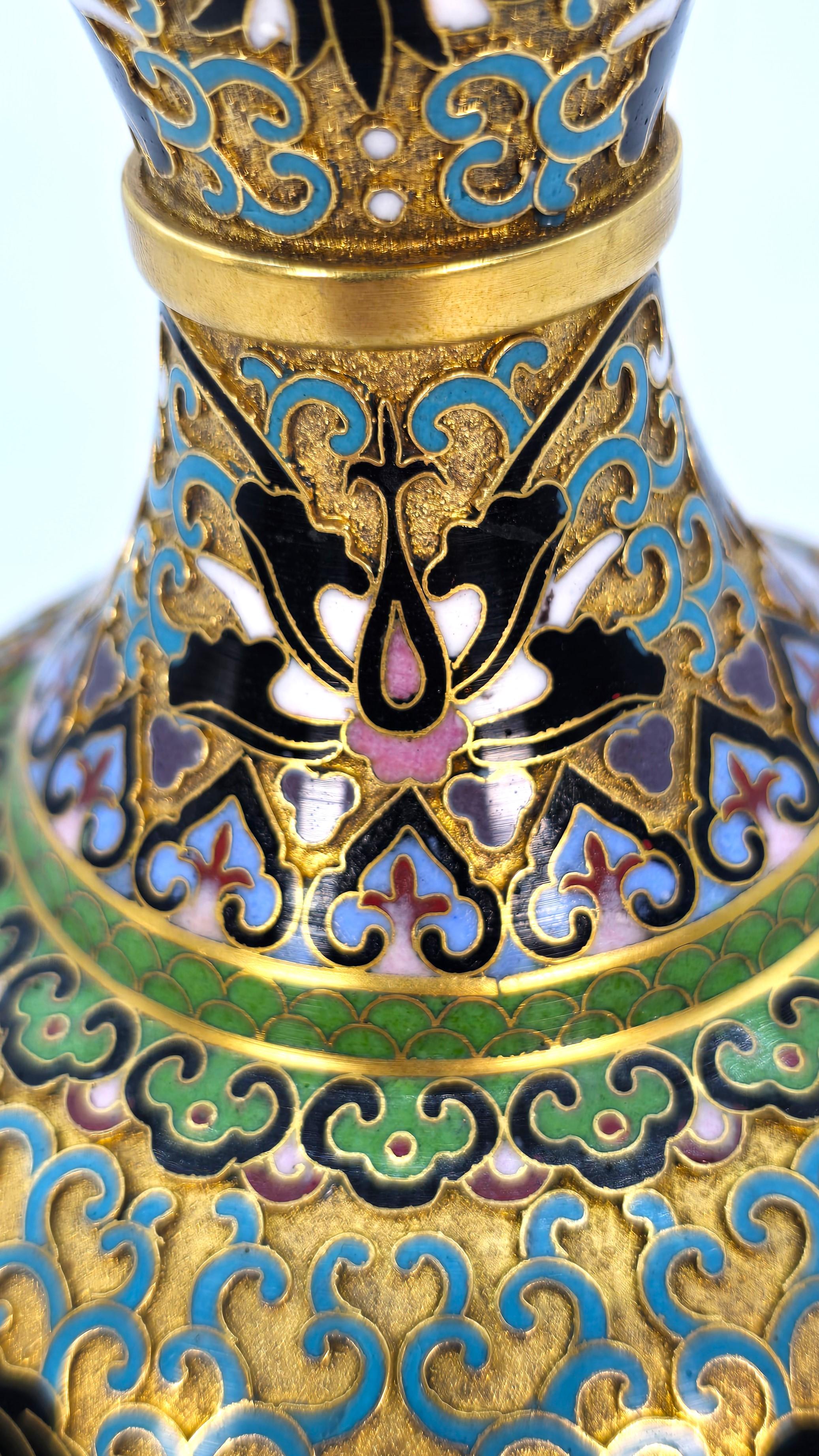 A Chinese cloisonné and gilt metal vase circa 1930 For Sale 4
