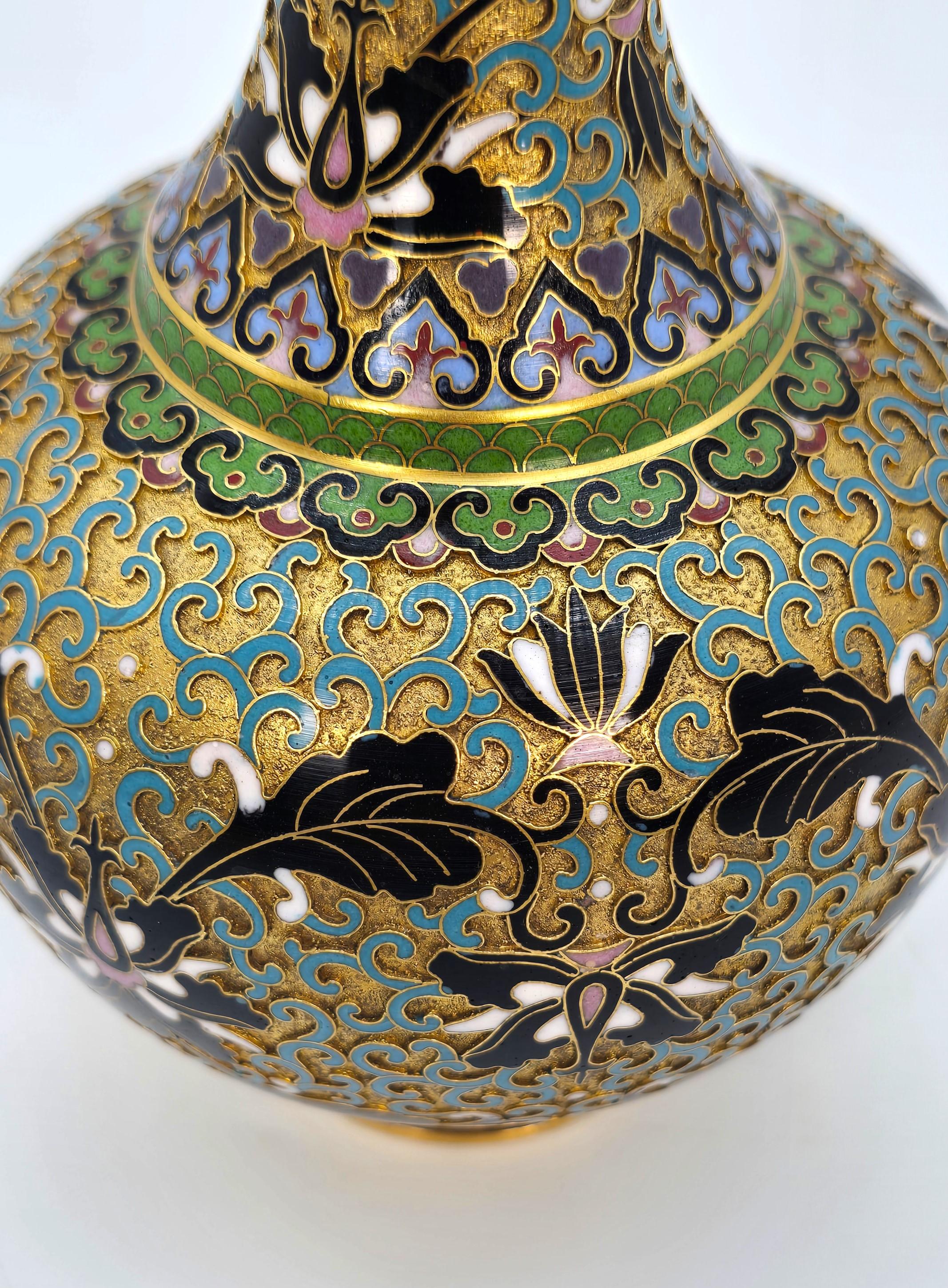 A Chinese cloisonné and gilt metal vase circa 1930 For Sale 7